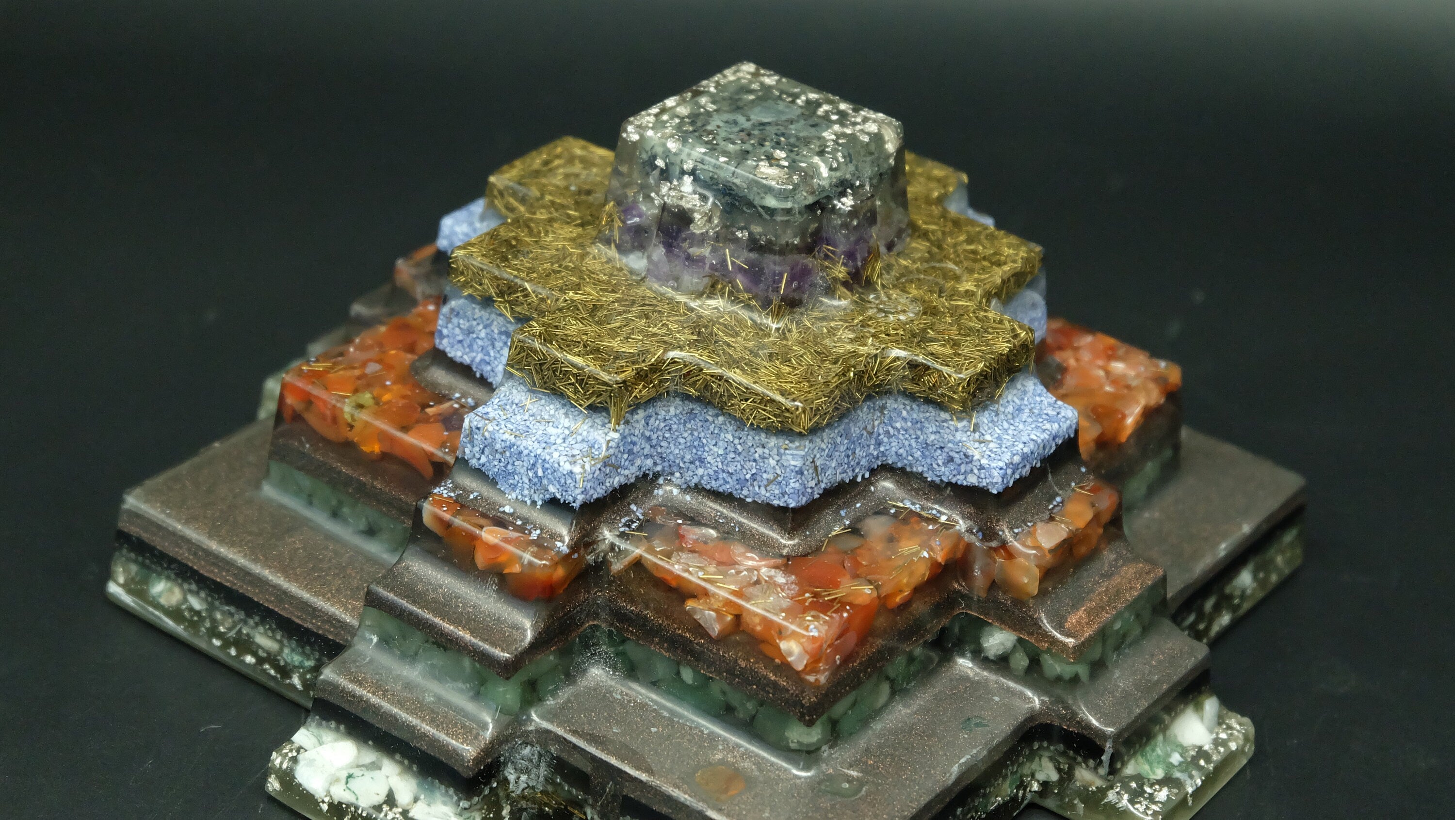 Einzigartige Maya Orgonit Pyramide mit leuchtender Kuppel bei Nacht für Heimdekoration