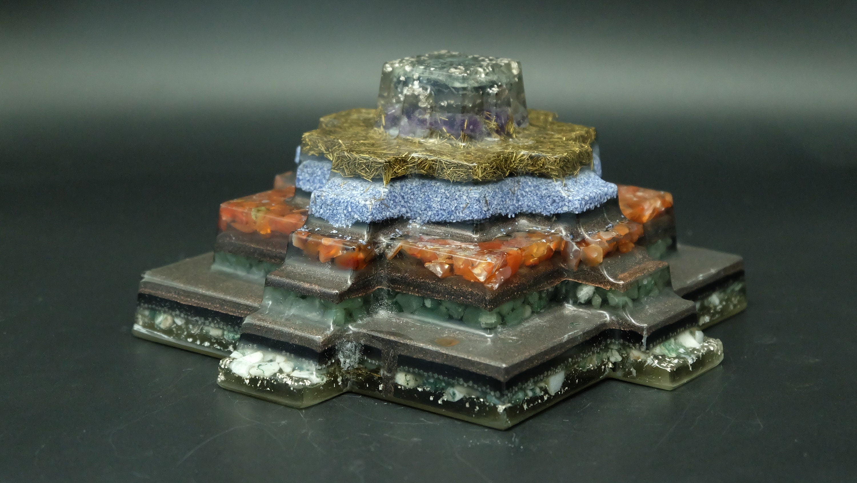 Einzigartige Maya Orgonit Pyramide mit leuchtender Kuppel bei Nacht für Heimdekoration