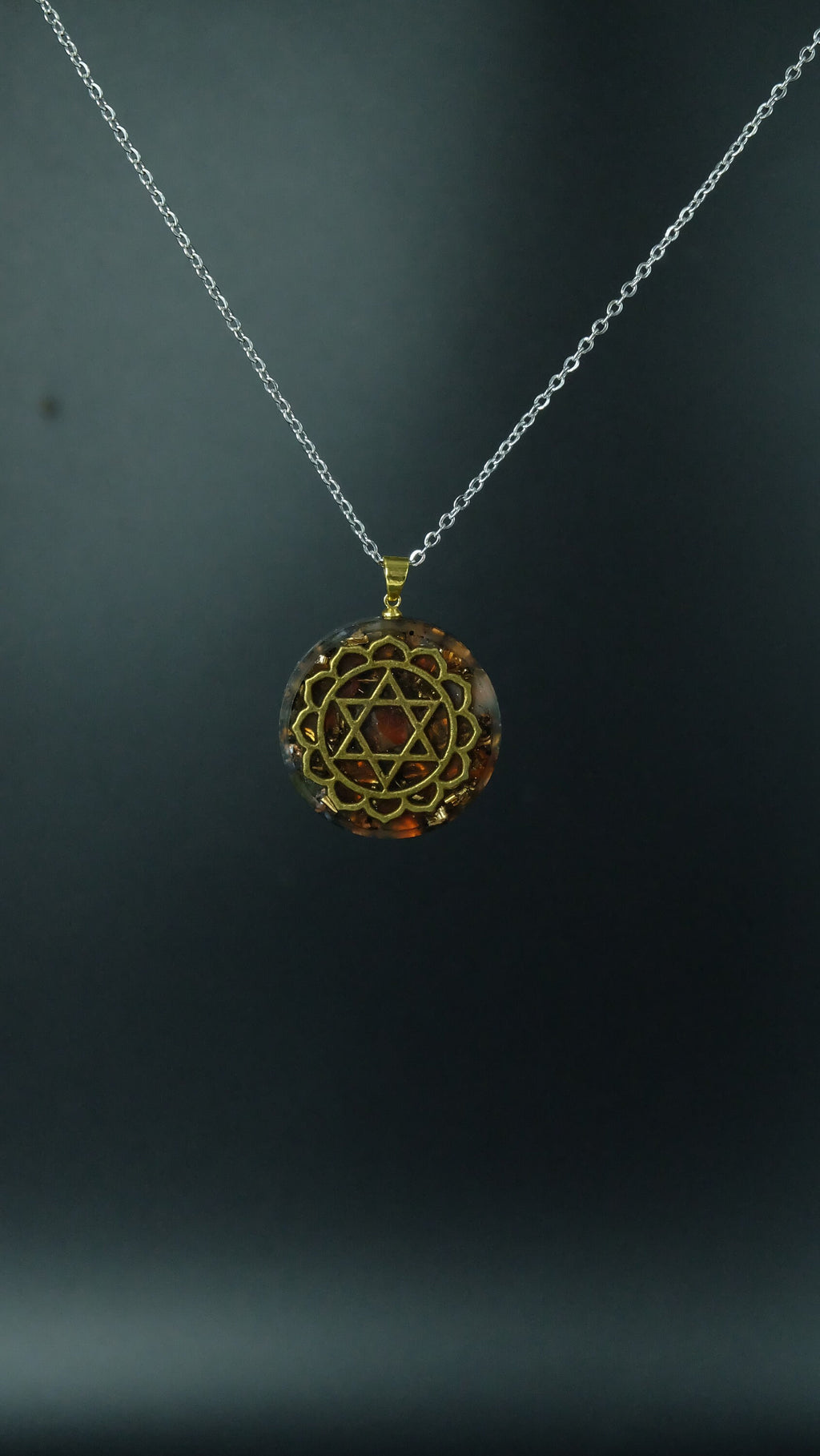 Herzchakra Orgonit Amulett mit Bernstein und Karneol DM 30mm Anahata Chakra