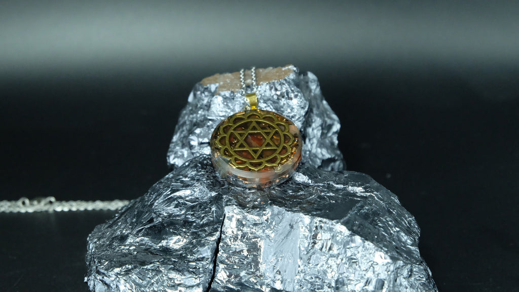 Herzchakra Orgonit Amulett mit Bernstein und Karneol DM 30mm Anahata Chakra