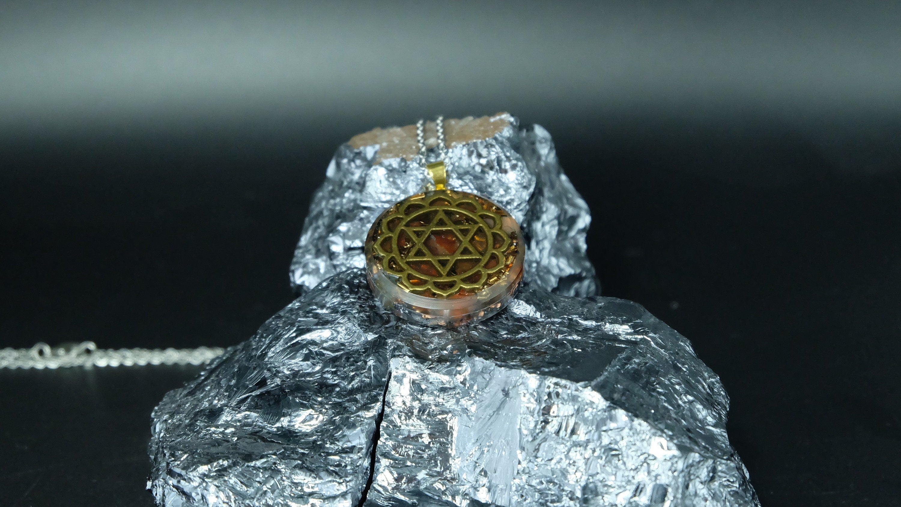Herzchakra Orgonit Amulett mit Bernstein und Karneol DM 30mm Anahata Chakra