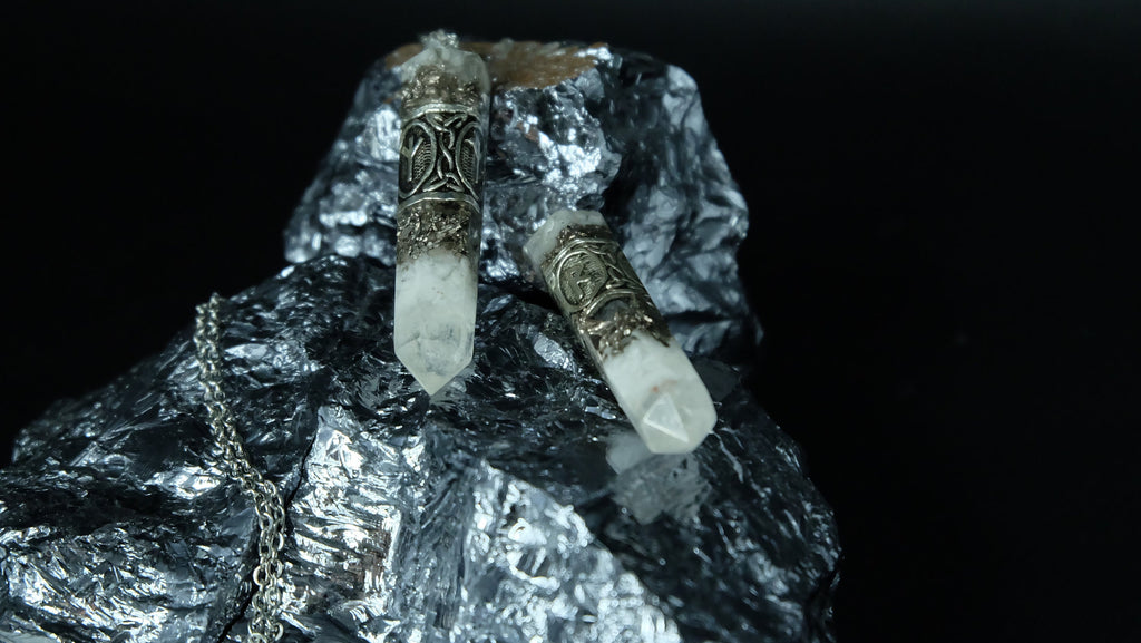 Runen Schutzamulett mit Ankerkette | Nordisches Futhark Orgonit Amulett | Handgefertigter Mittelalter Schmuck mit Edelstein nach Wahl
