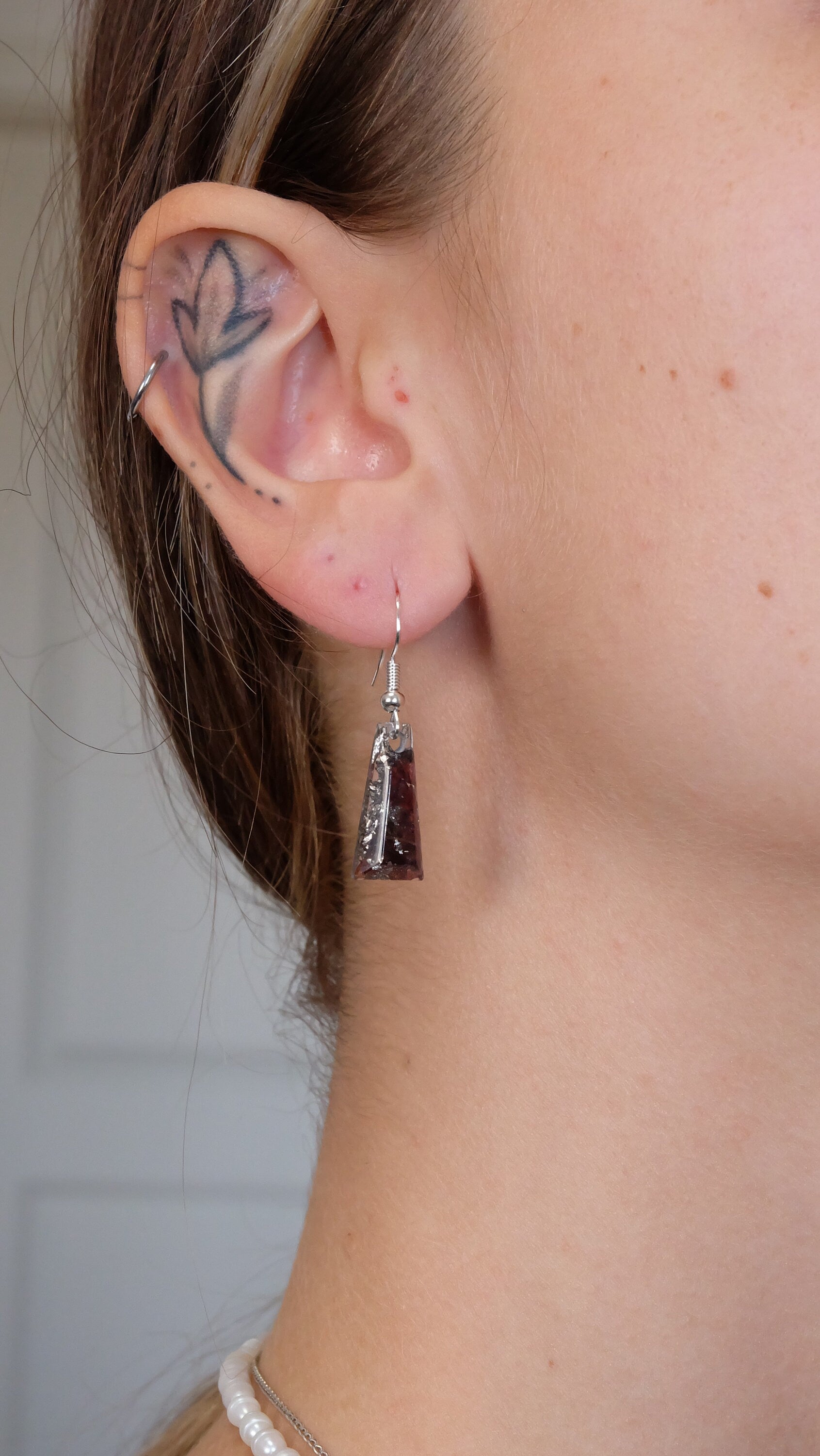 Trapez Ohrringe aus Kunstharz mit echten Edelsteinen wie Granat und 925 Sterling Silber