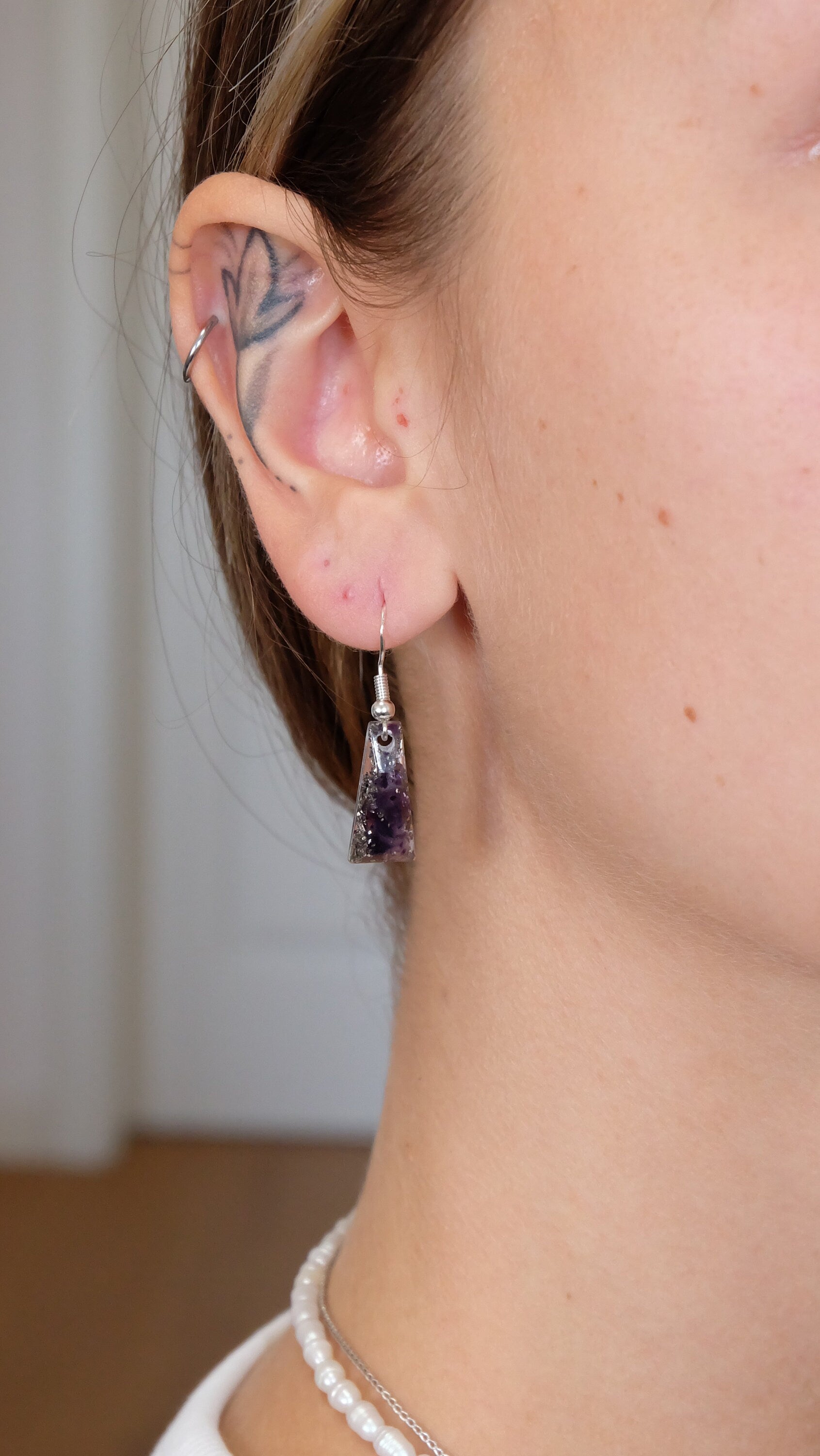 Trapez Ohrringe aus Kunstharz mit echten Edelsteinen wie Amethyst und 925 Sterling Silber
