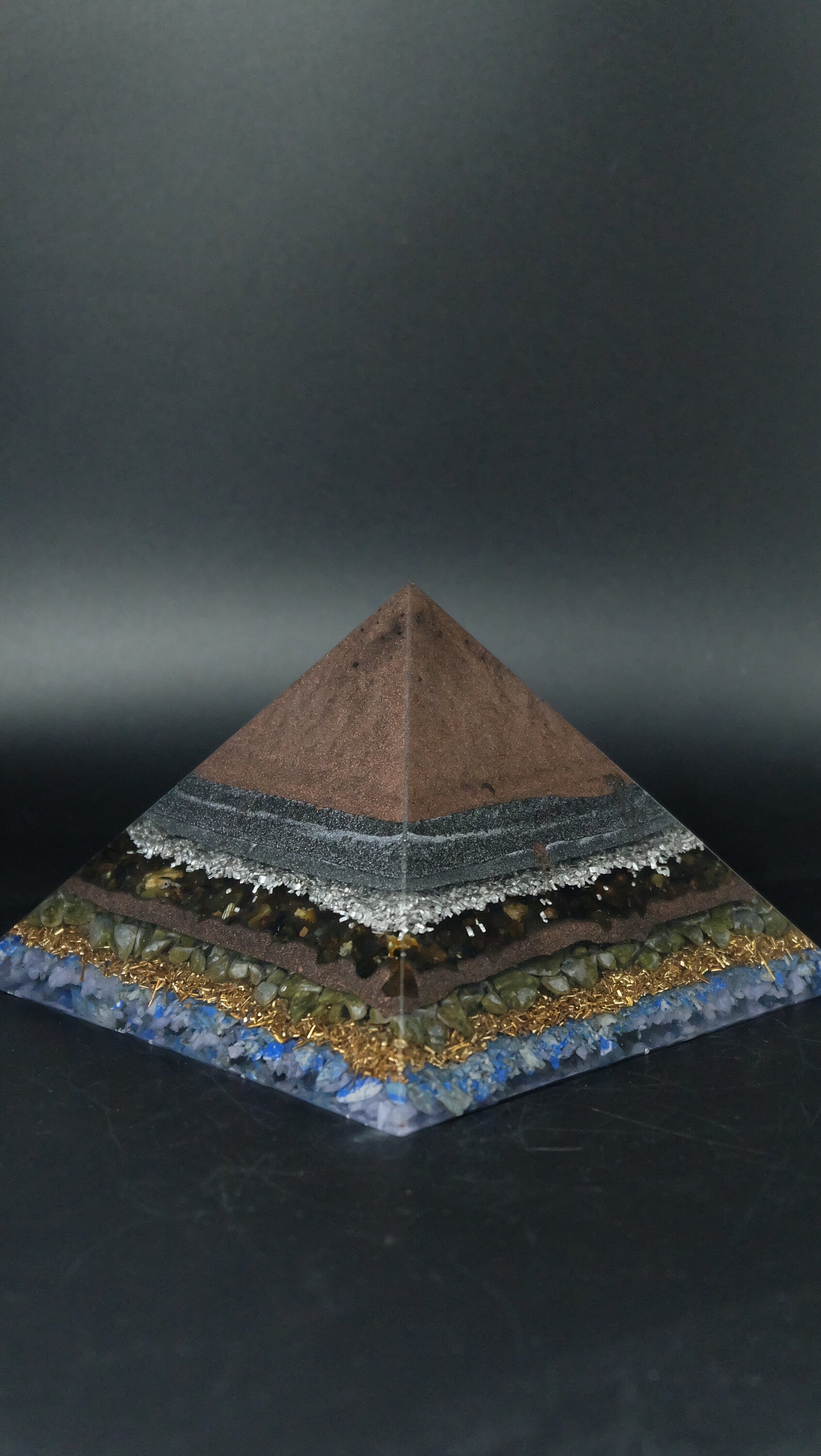 Orgonit Pyramide aus Lapislazuli und Metallpulvern recycelten Metallen Heimdekoration Sammlerstück Unikat Anfertigung aus Deutschland
