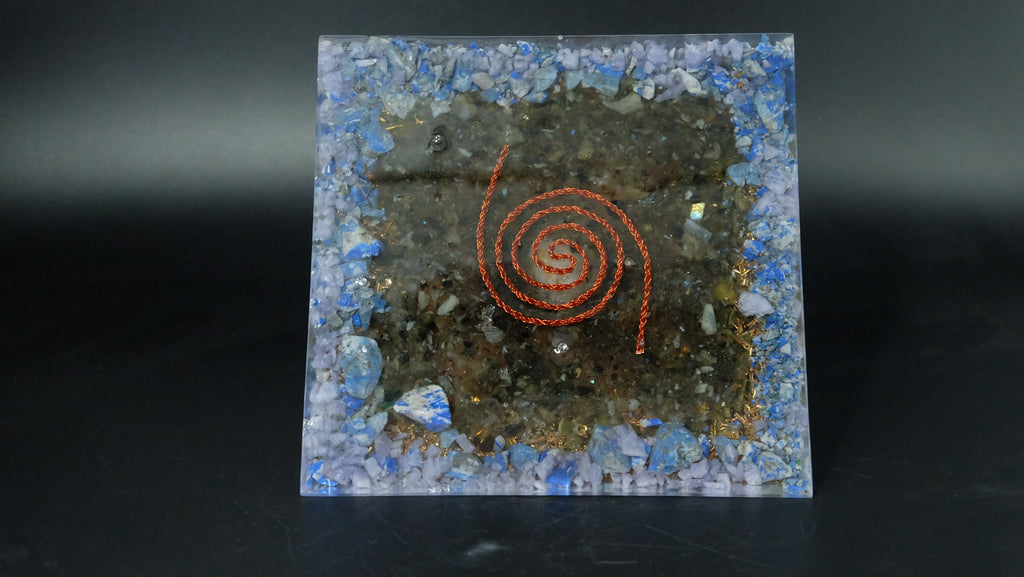 Orgonit Pyramide aus Lapislazuli und Metallpulvern recycelten Metallen Heimdekoration Sammlerstück Unikat Anfertigung aus Deutschland