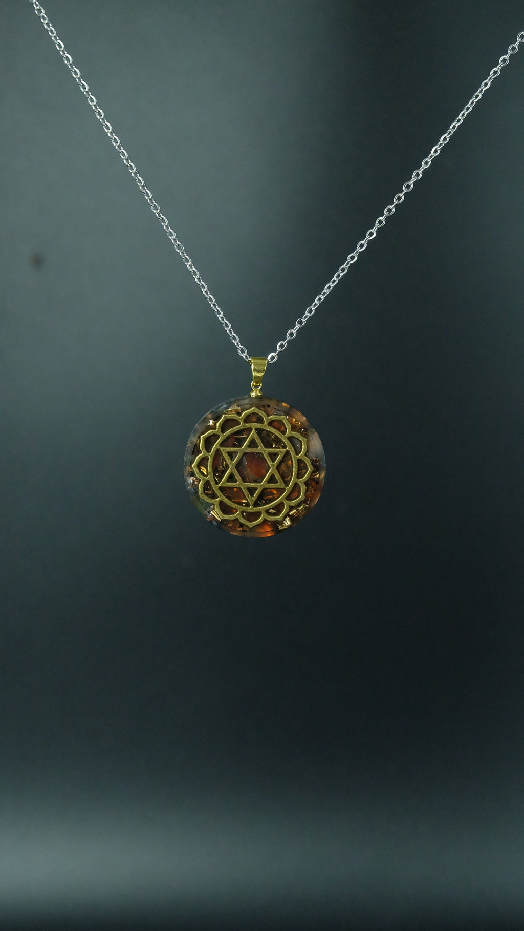 Herzchakra Orgonit Amulett mit Bernstein und Karneol DM 30mm Anahata Chakra