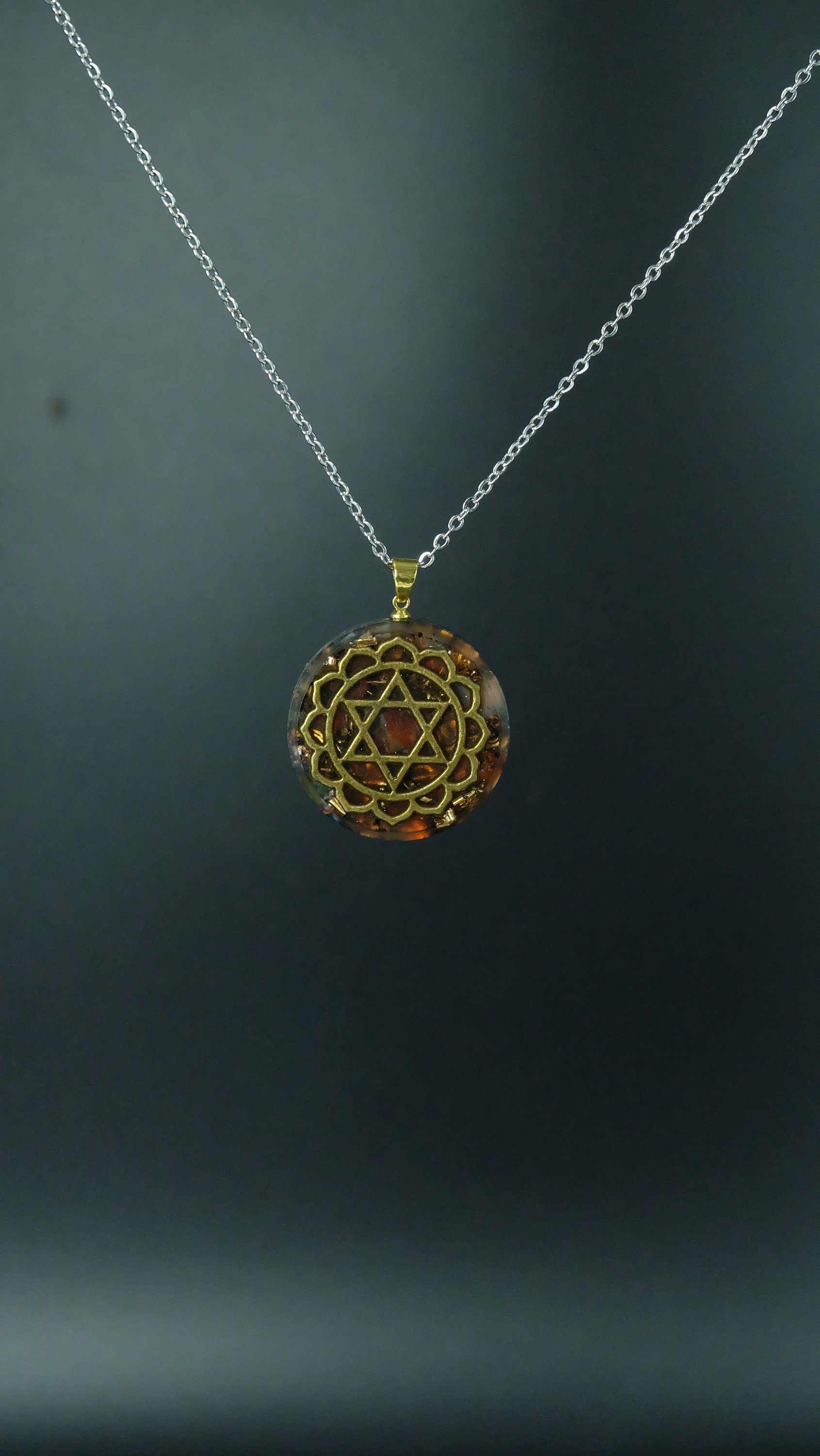 Herzchakra Orgonit Amulett mit Bernstein und Karneol DM 30mm Anahata Chakra