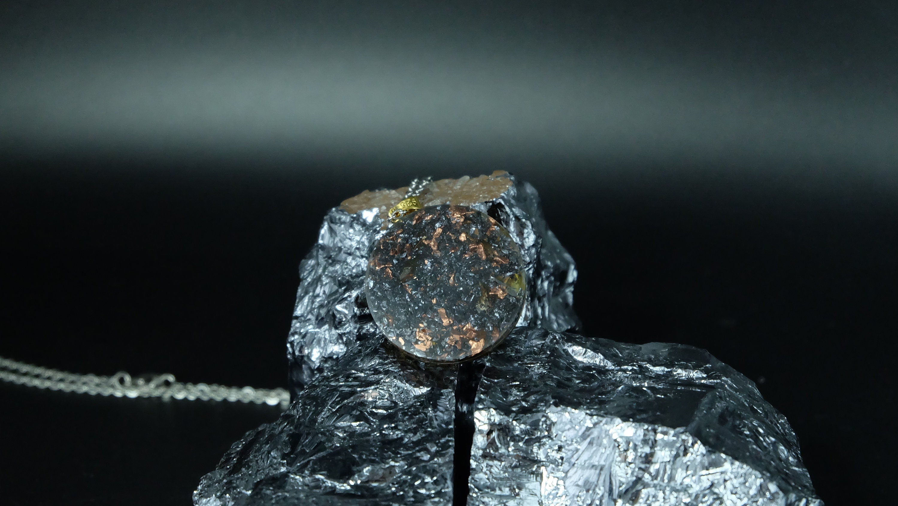 Herzchakra Orgonit Amulett mit Bernstein und Karneol DM 30mm Anahata Chakra