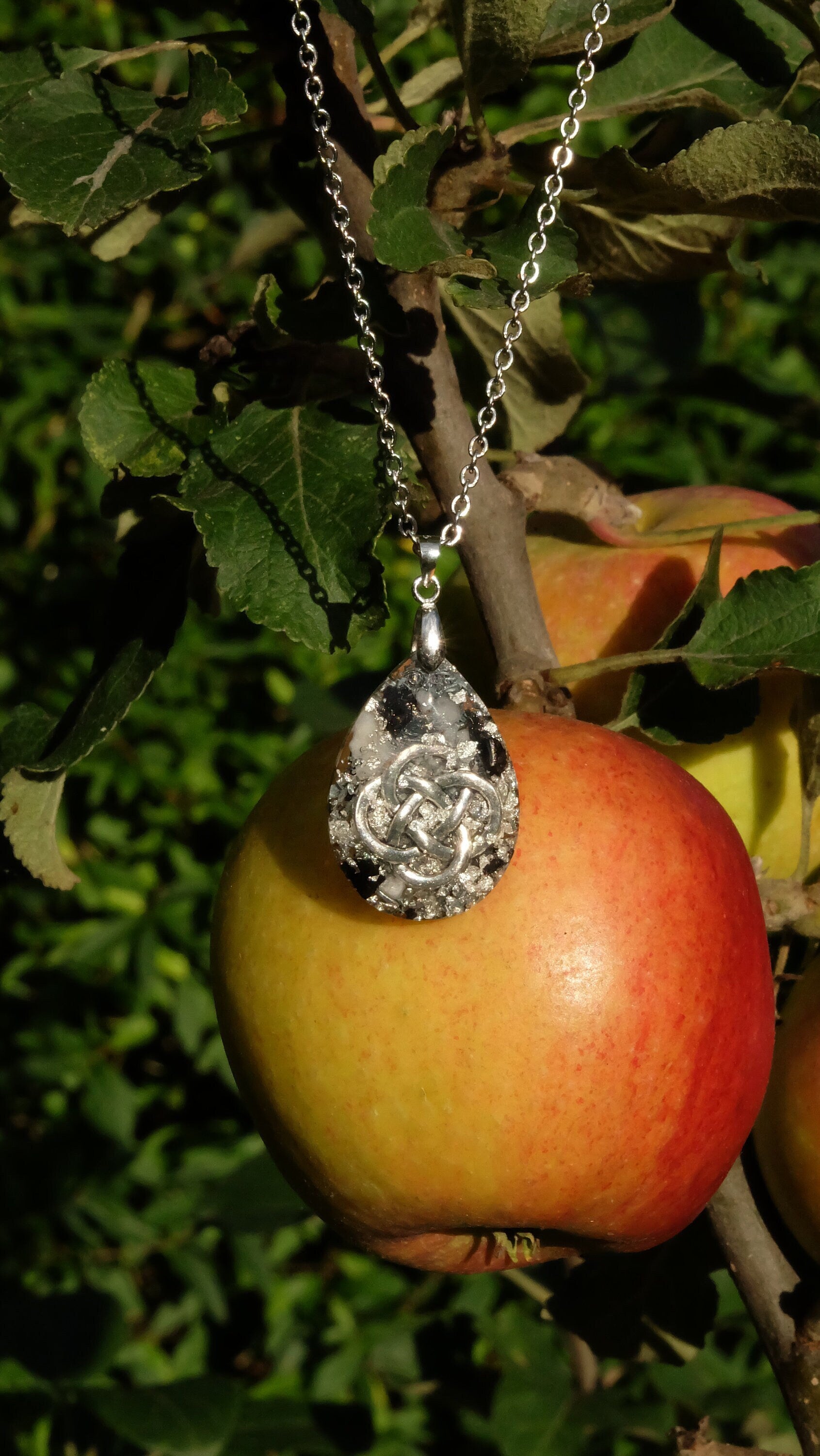 Keltischer Knoten Kettenanhänger aus Silber und Edelsteinen für Damen zum Schutz vor negativen Einfüssen und Glück im Alltag