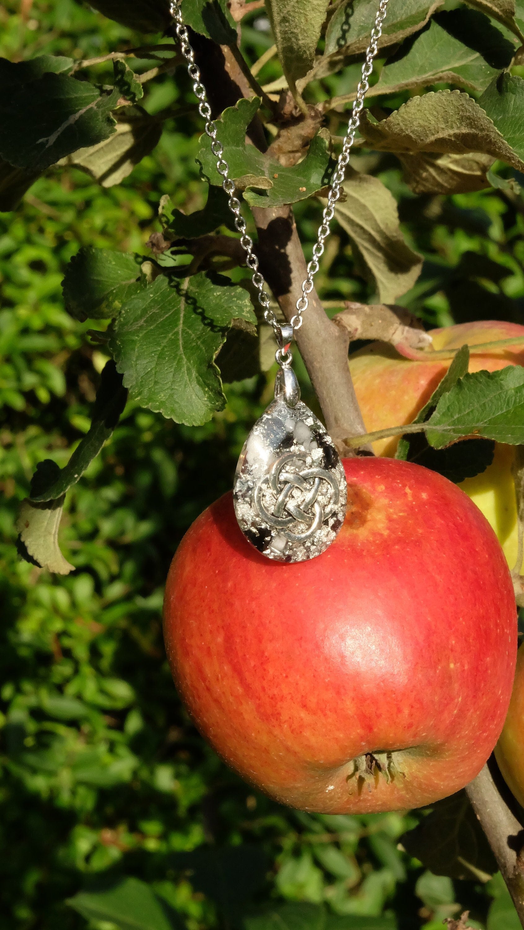 Keltischer Knoten Kettenanhänger aus Silber und Edelsteinen für Damen zum Schutz vor negativen Einfüssen und Glück im Alltag