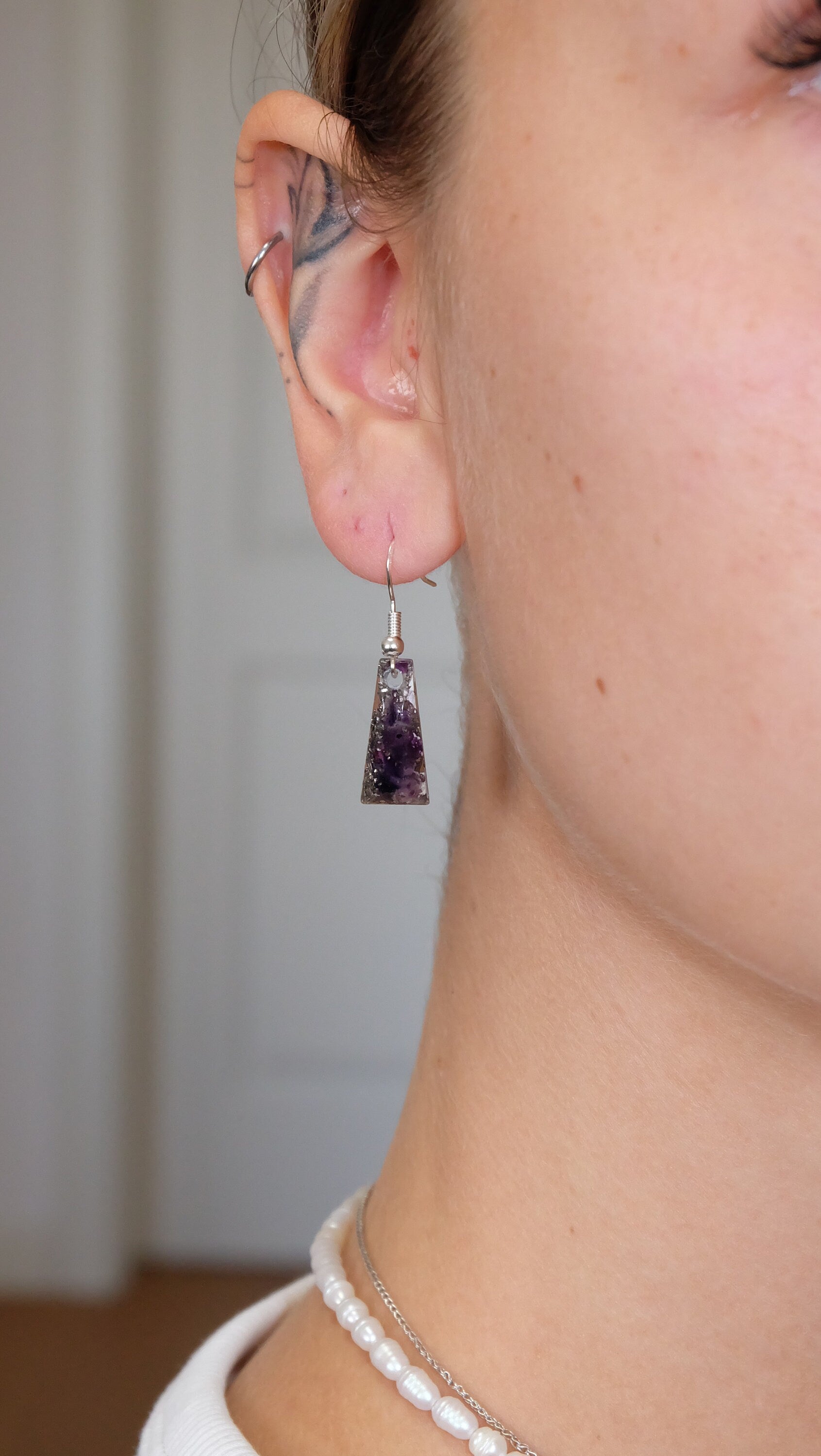 Trapez Ohrringe aus Kunstharz mit echten Edelsteinen wie Amethyst und 925 Sterling Silber
