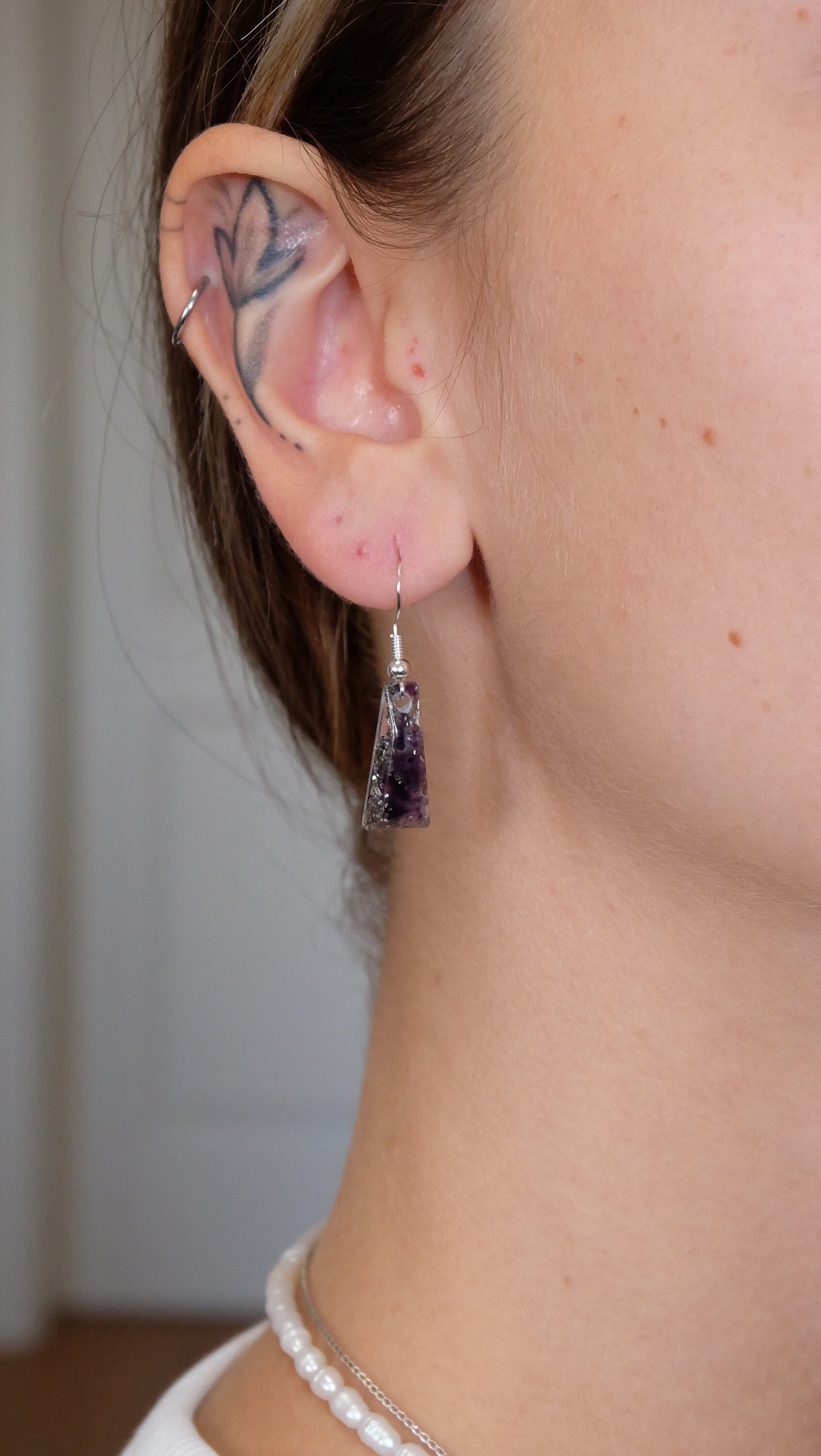 Trapez Ohrringe aus Kunstharz mit echten Edelsteinen wie Amethyst und 925 Sterling Silber