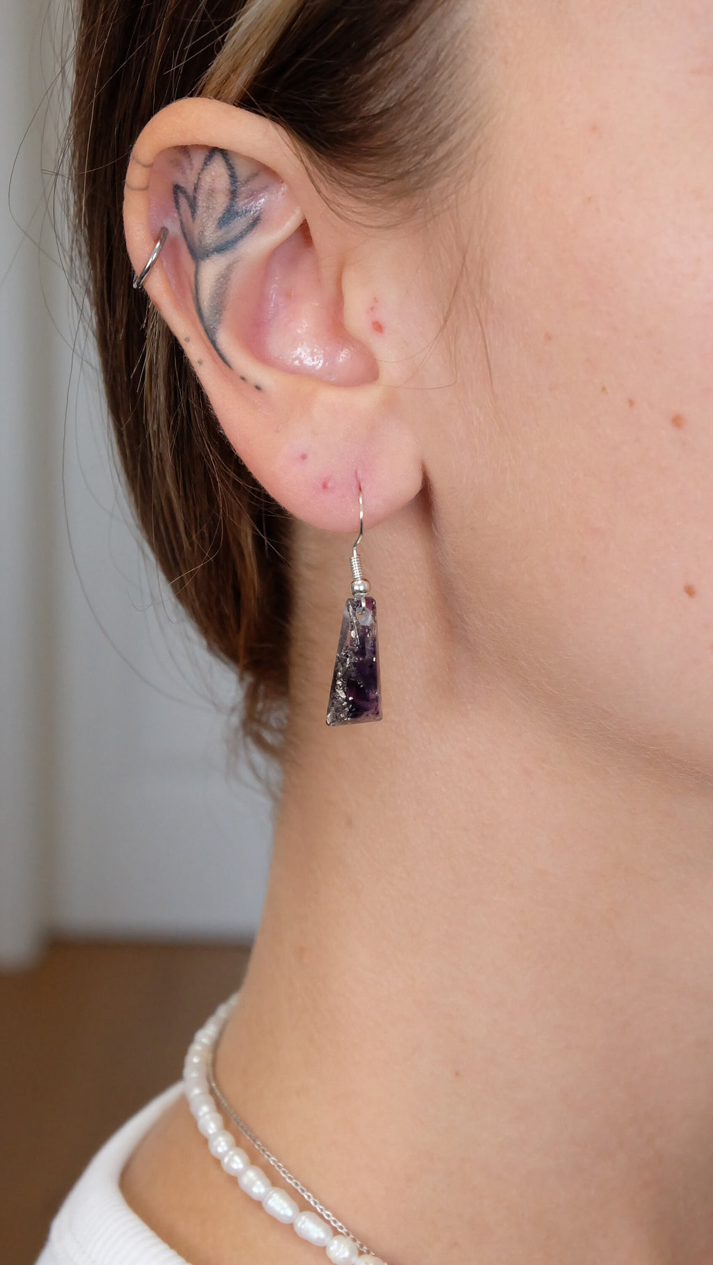 Trapez Ohrringe aus Kunstharz mit echten Edelsteinen wie Amethyst und 925 Sterling Silber