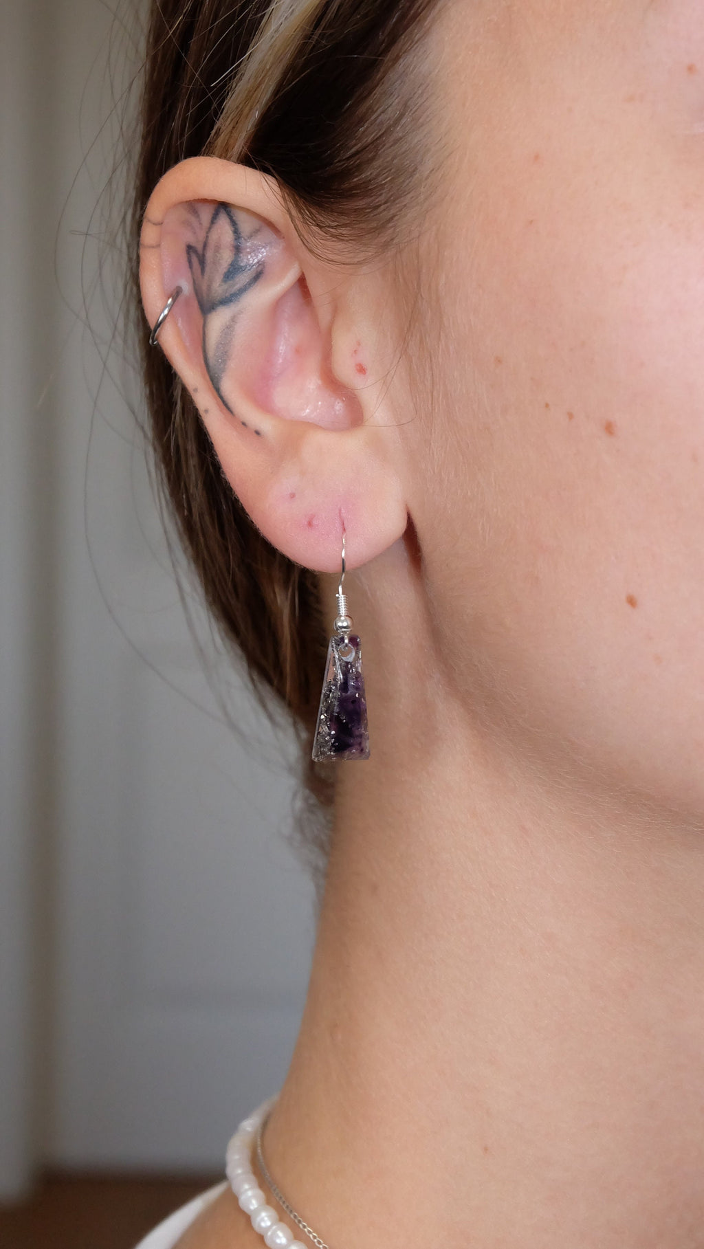 Trapez Ohrringe aus Kunstharz mit echten Edelsteinen wie Amethyst und 925 Sterling Silber