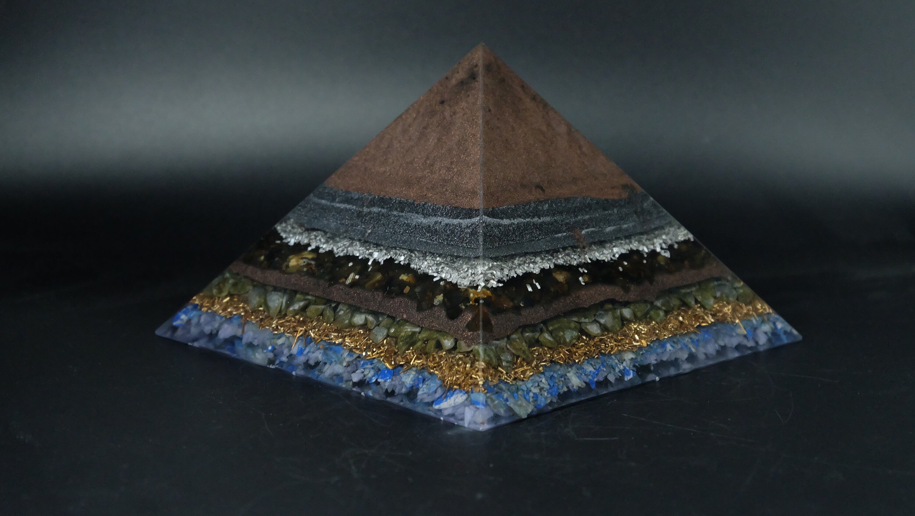 Orgonit Pyramide aus Lapislazuli und Metallpulvern recycelten Metallen Heimdekoration Sammlerstück Unikat Anfertigung aus Deutschland