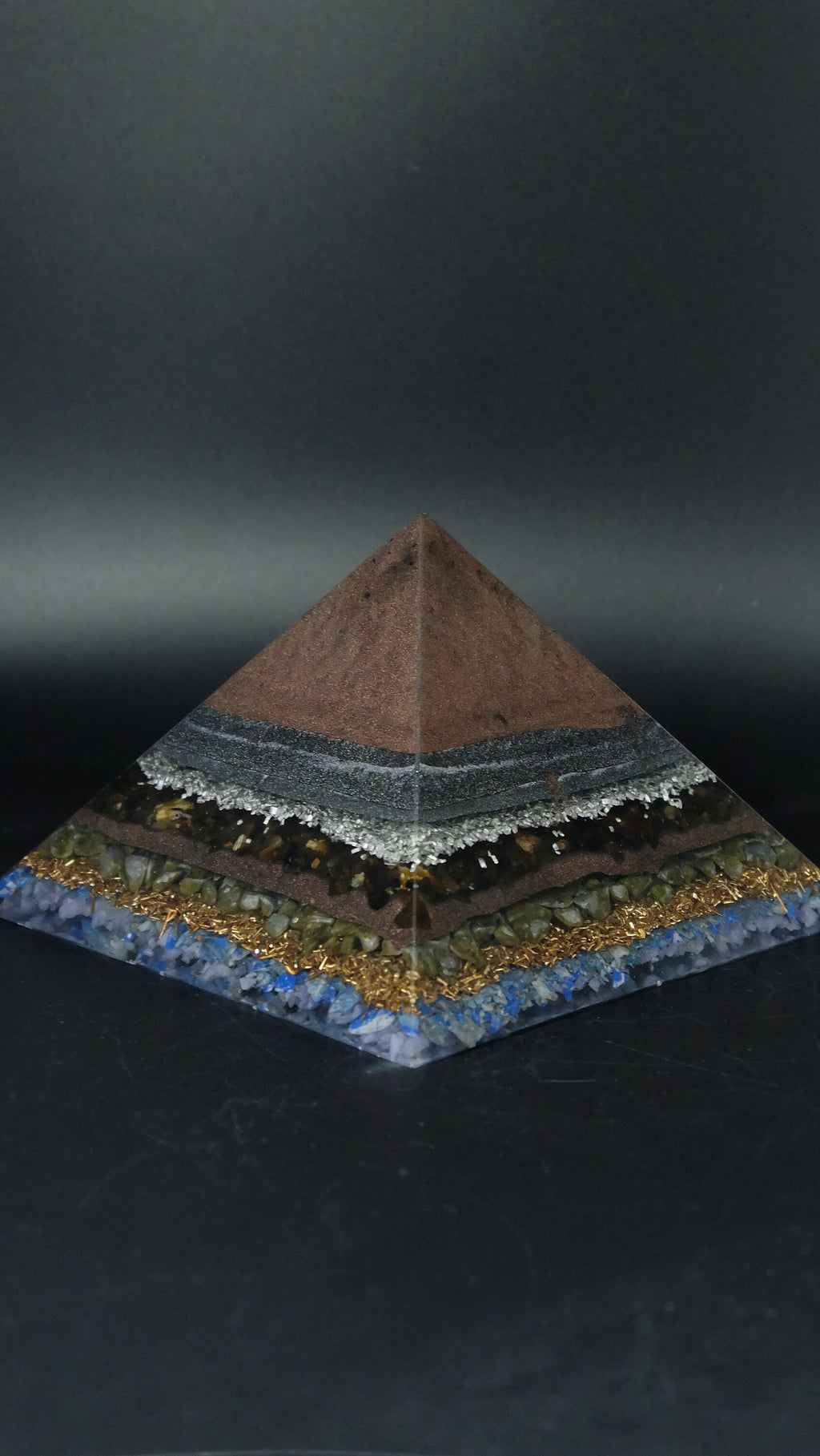 Orgonit Pyramide aus Lapislazuli und Metallpulvern recycelten Metallen Heimdekoration Sammlerstück Unikat Anfertigung aus Deutschland