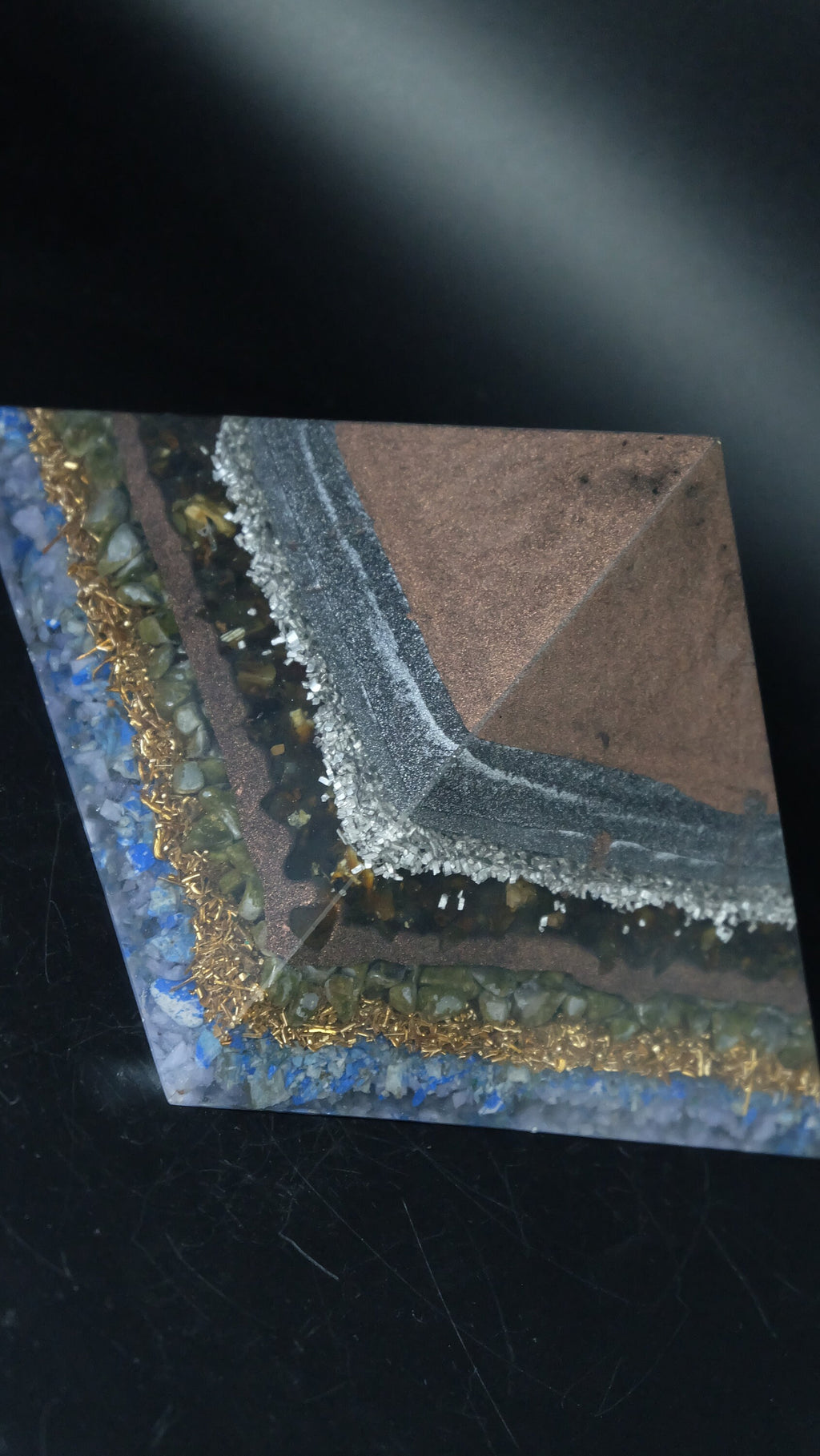 Orgonit Pyramide aus Lapislazuli und Metallpulvern recycelten Metallen Heimdekoration Sammlerstück Unikat Anfertigung aus Deutschland