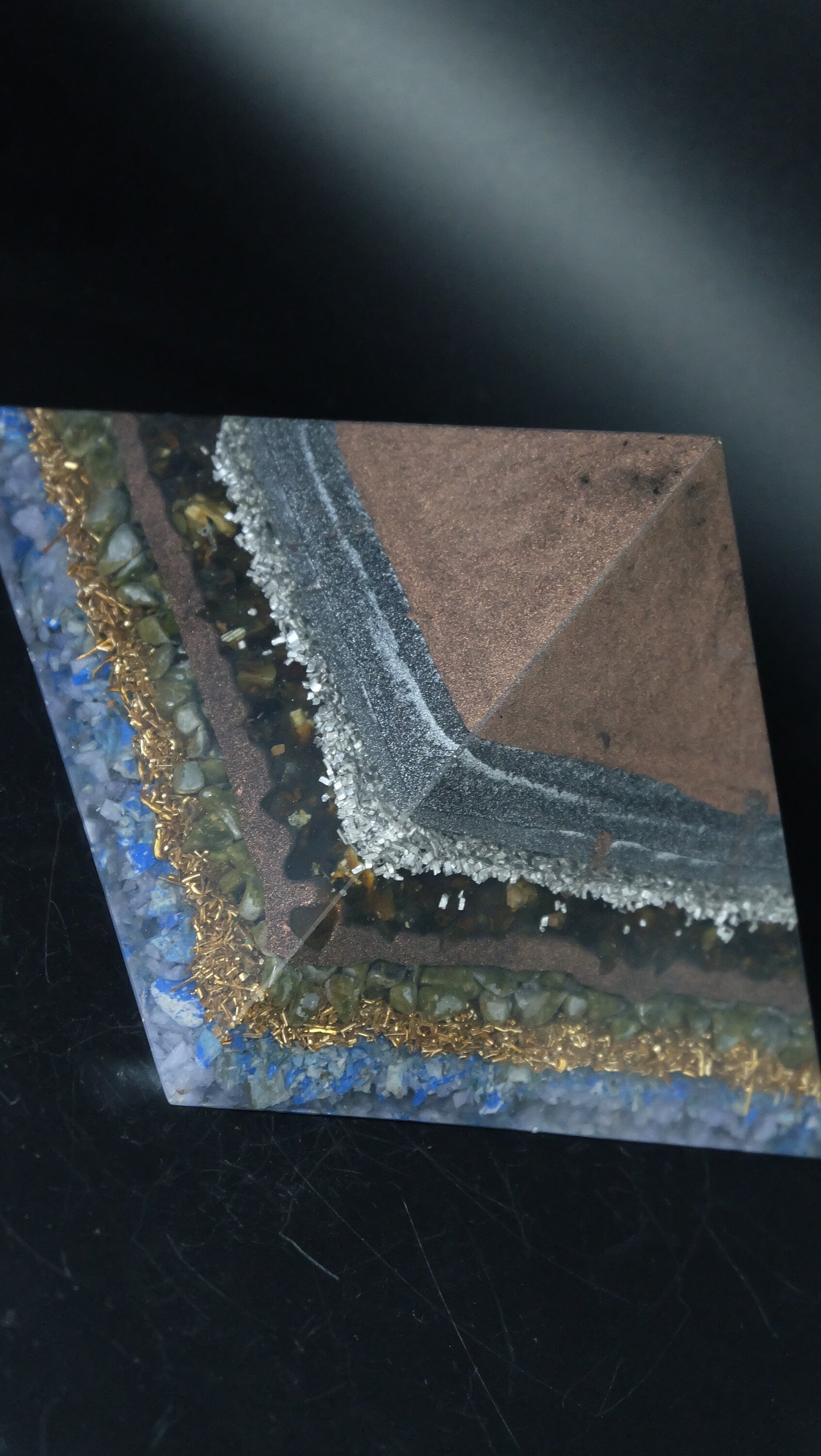 Orgonit Pyramide aus Lapislazuli und Metallpulvern recycelten Metallen Heimdekoration Sammlerstück Unikat Anfertigung aus Deutschland