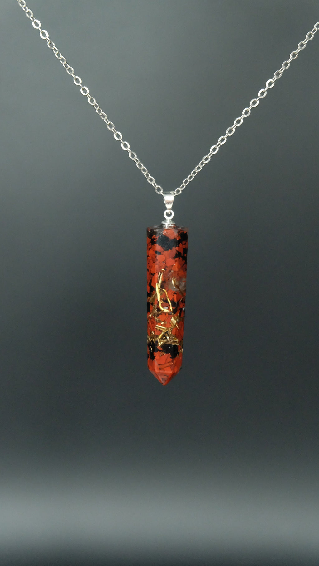 Obelisk Orgonit Amulett mit rotem Jaspis schwarzenTurmalin und Bergkristall Schutzamulett aus Heilsteinen