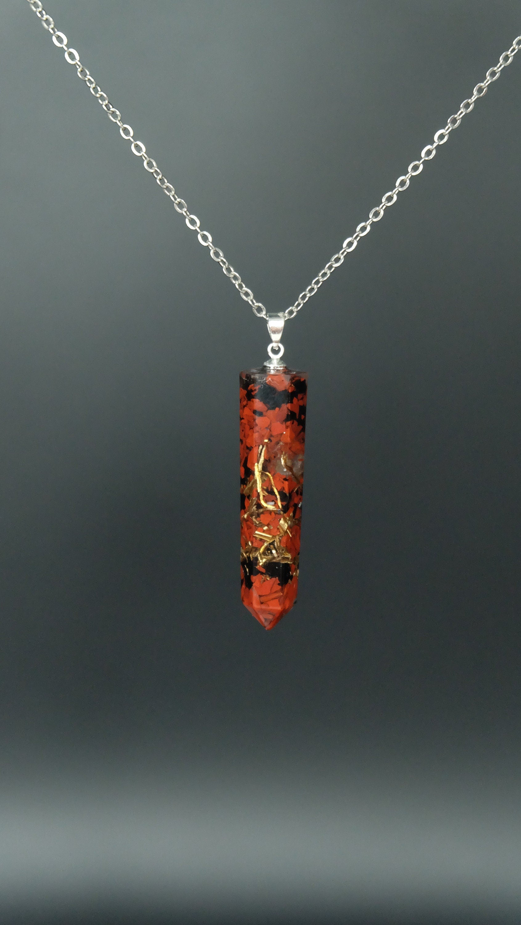Obelisk Orgonit Amulett mit rotem Jaspis schwarzenTurmalin und Bergkristall Schutzamulett aus Heilsteinen