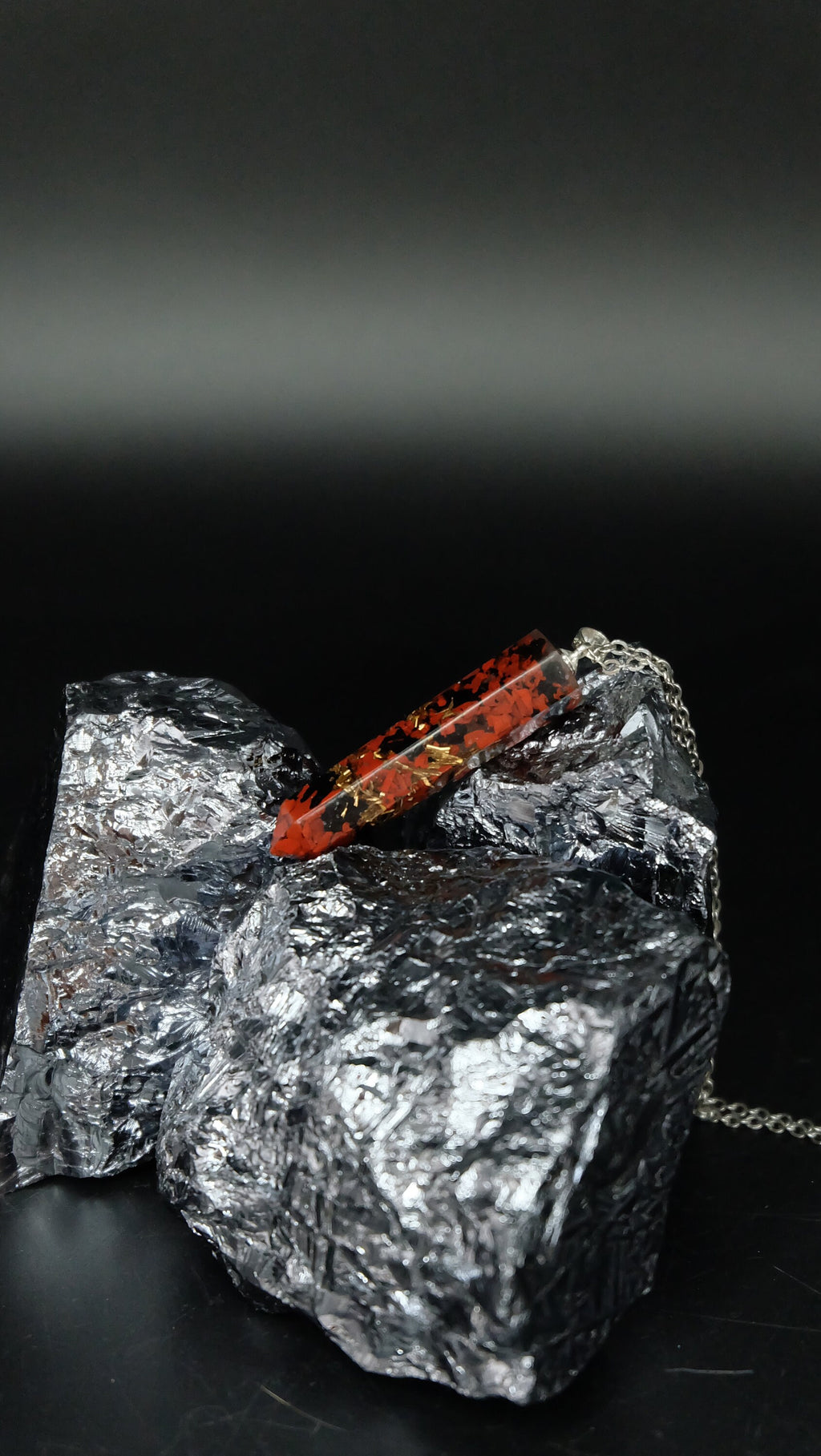 Obelisk Orgonit Amulett mit rotem Jaspis schwarzenTurmalin und Bergkristall Schutzamulett aus Heilsteinen