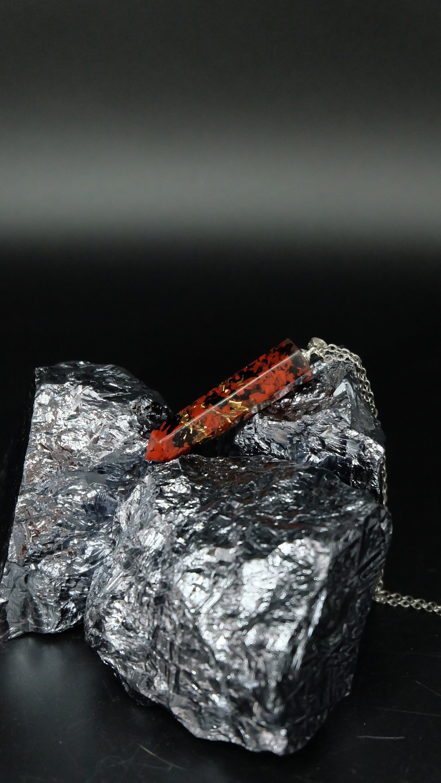 Obelisk Orgonit Amulett mit rotem Jaspis schwarzenTurmalin und Bergkristall Schutzamulett aus Heilsteinen
