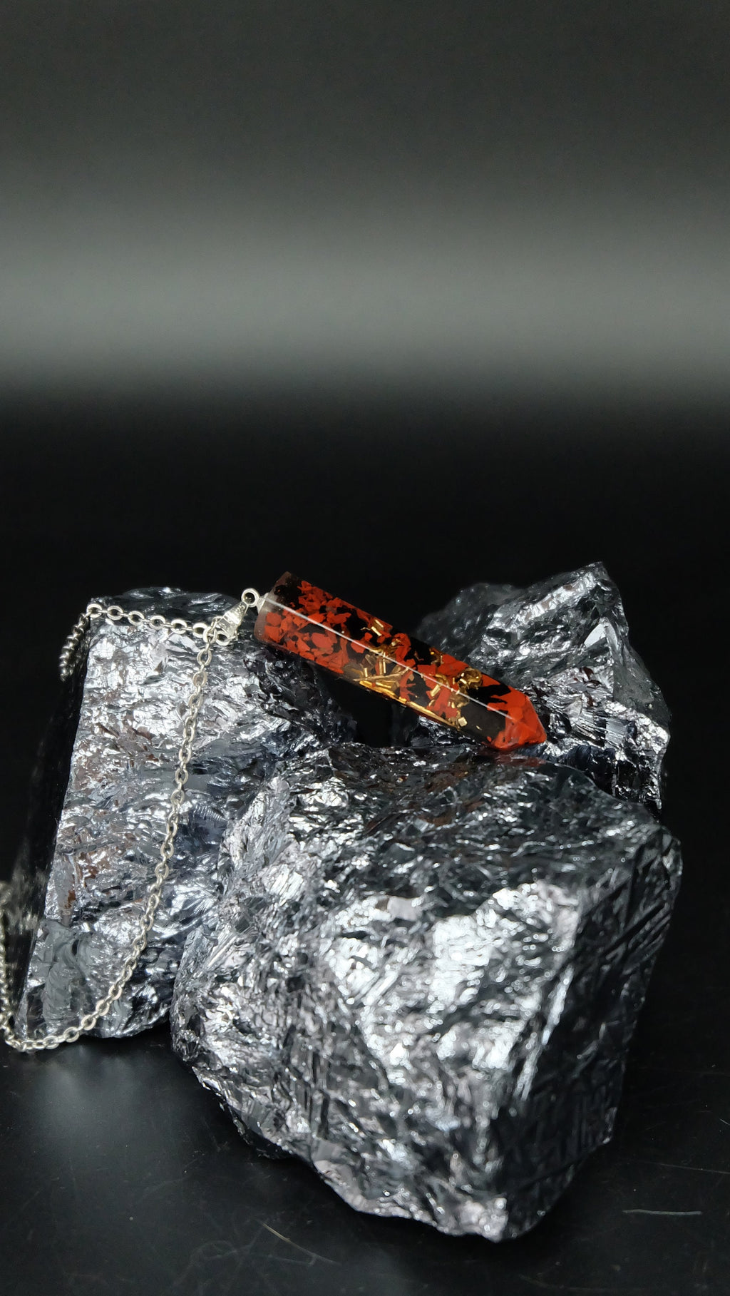 Obelisk Orgonit Amulett mit rotem Jaspis schwarzenTurmalin und Bergkristall Schutzamulett aus Heilsteinen