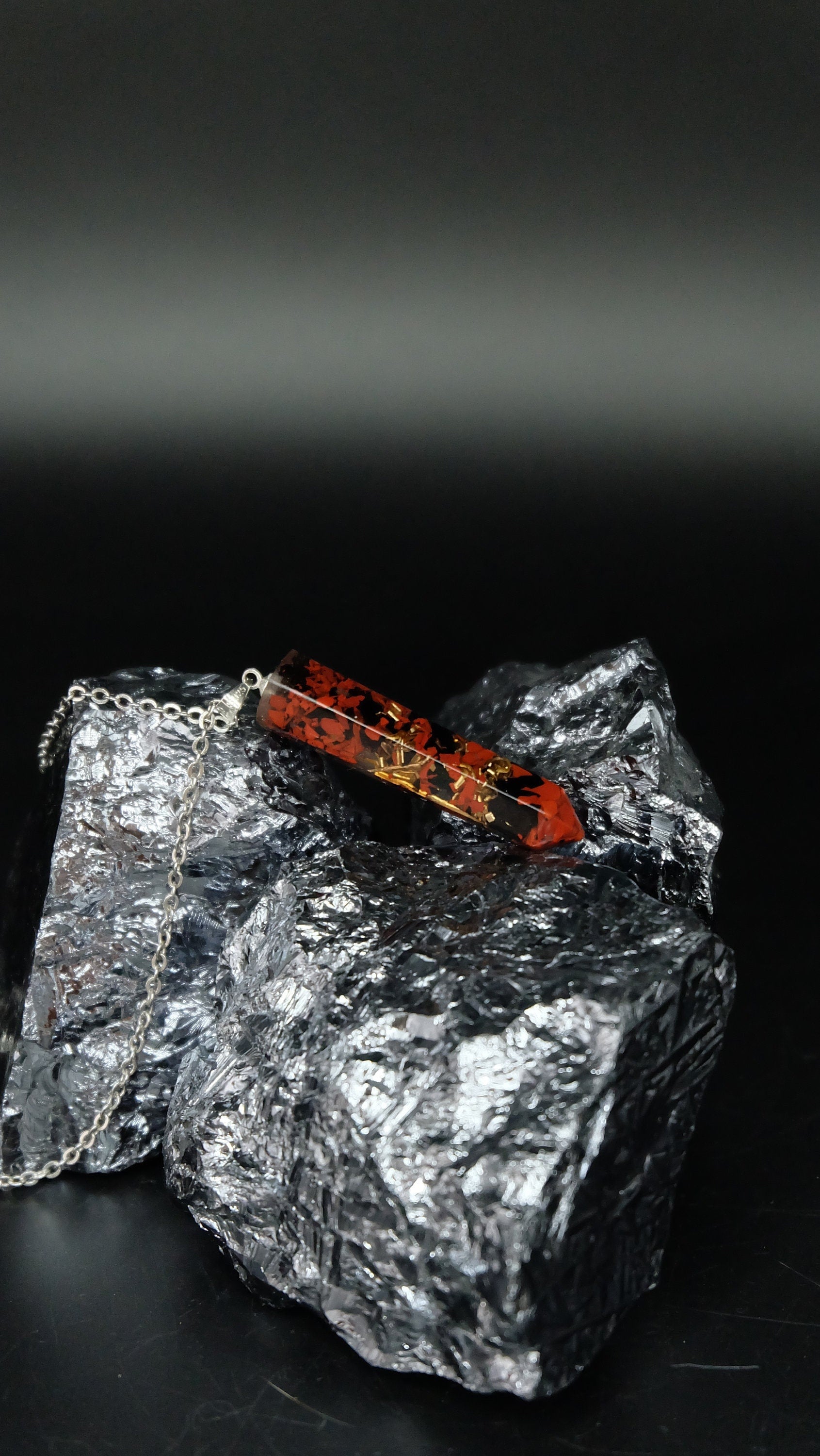 Obelisk Orgonit Amulett mit rotem Jaspis schwarzenTurmalin und Bergkristall Schutzamulett aus Heilsteinen