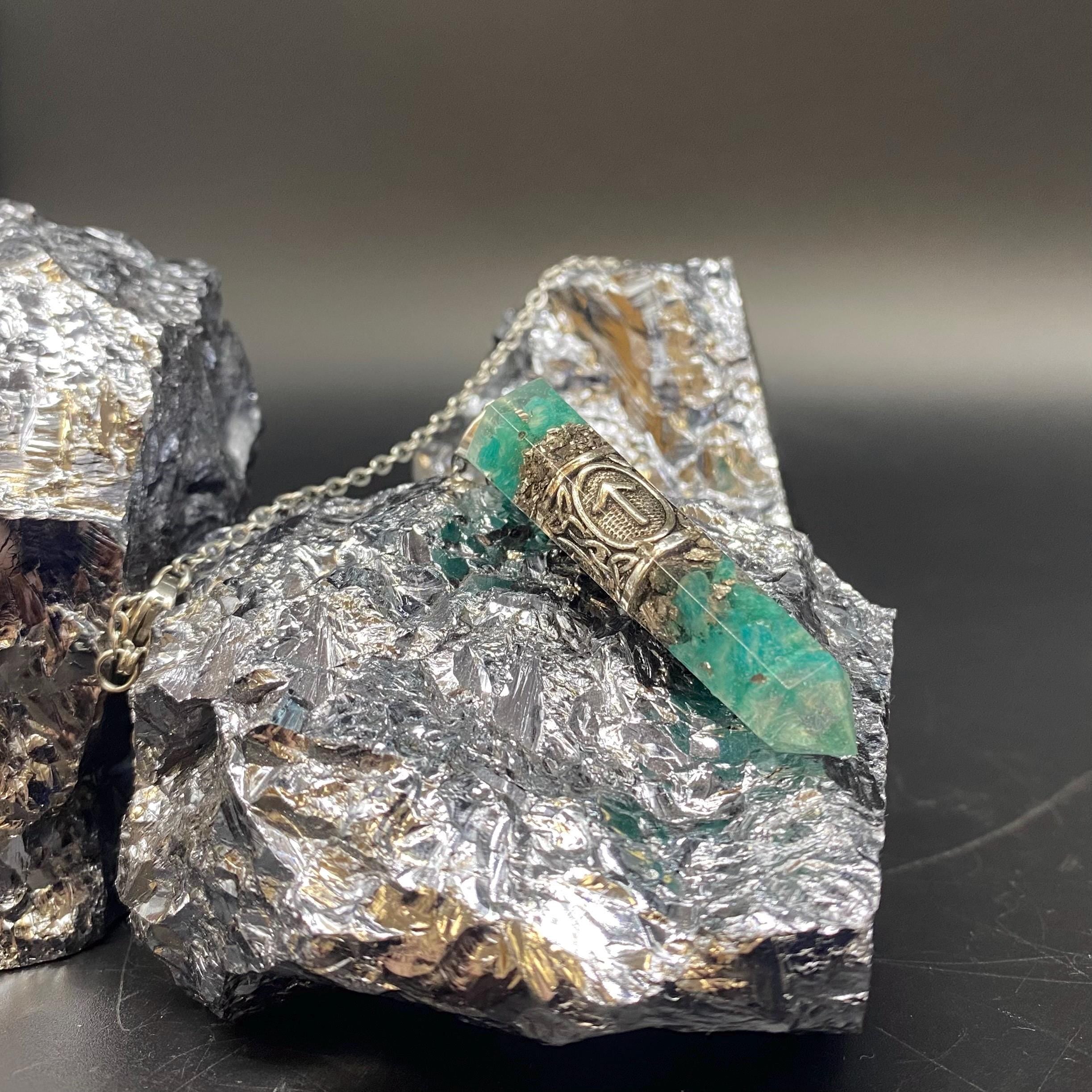 Amazonit Runen Amulett Orgonit Anhänger Mittelalter Schmuck aus Edelsteinen und Kunstharz für Toleranz Geduld und Selbstbewusstsein