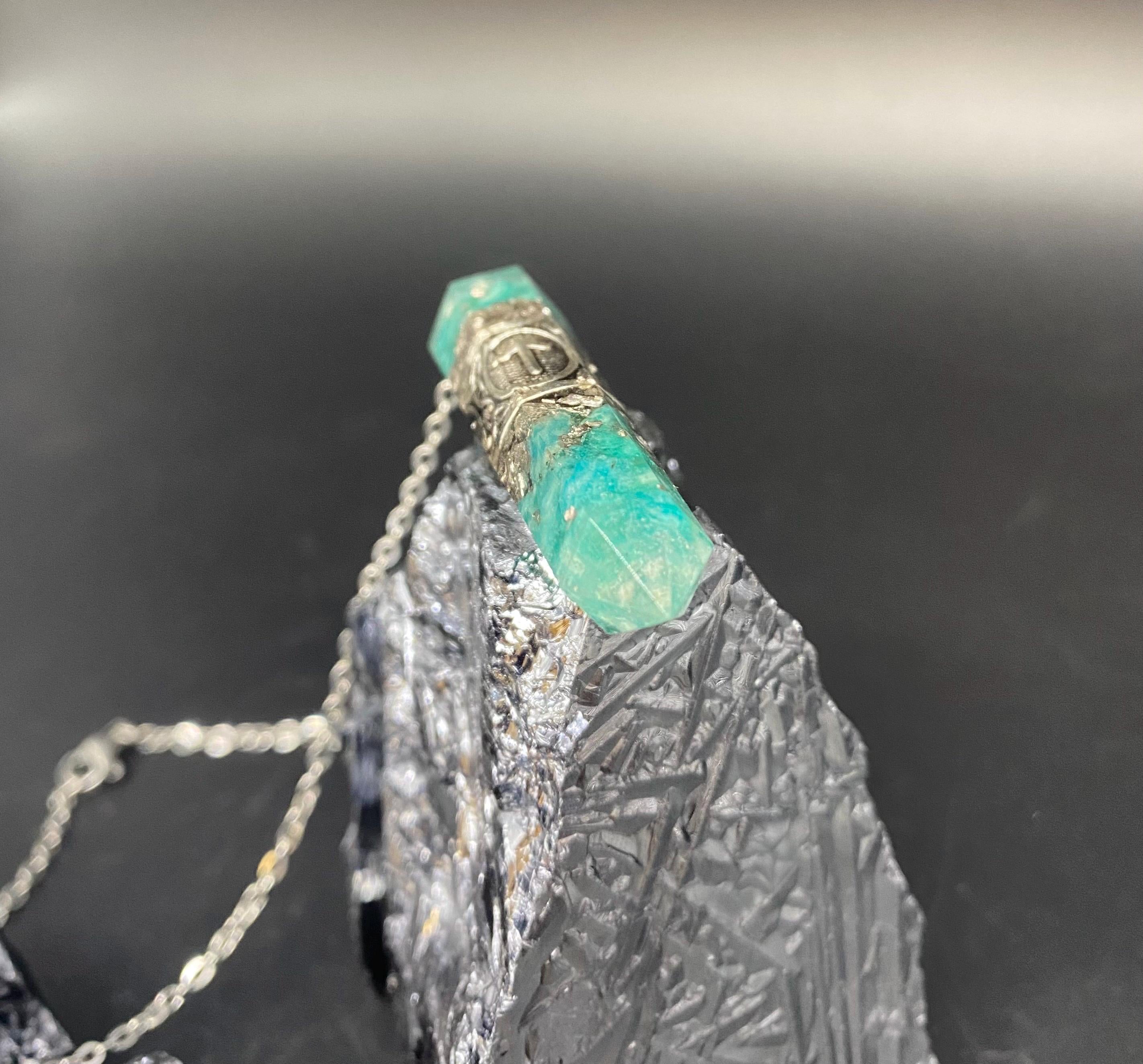 Amazonit Runen Amulett Orgonit Anhänger Mittelalter Schmuck aus Edelsteinen und Kunstharz für Toleranz Geduld und Selbstbewusstsein
