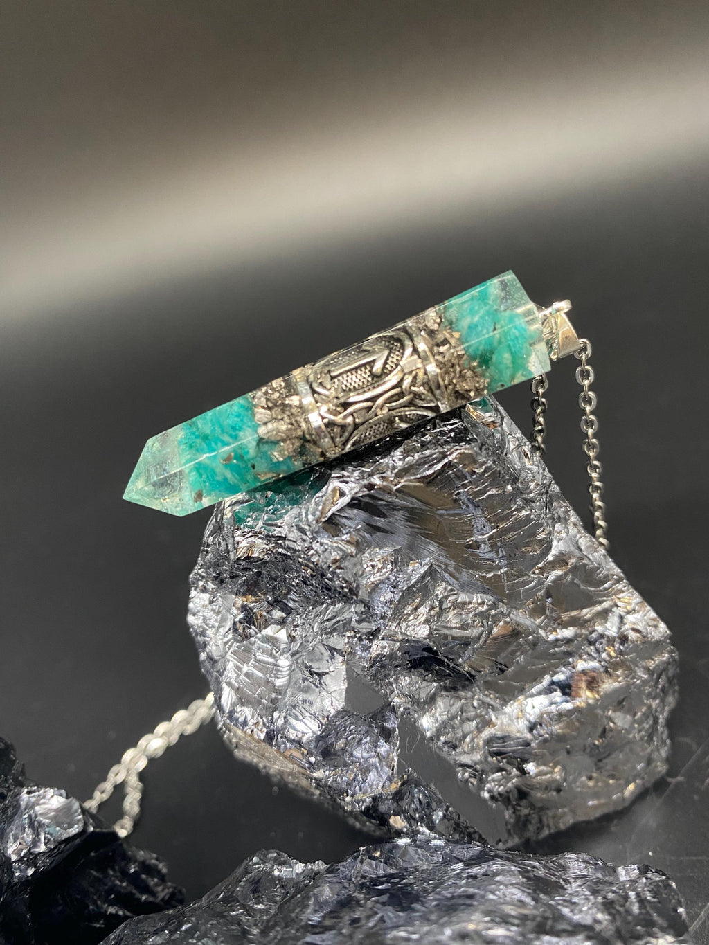 Amazonit Runen Amulett Orgonit Anhänger Mittelalter Schmuck aus Edelsteinen und Kunstharz für Toleranz Geduld und Selbstbewusstsein