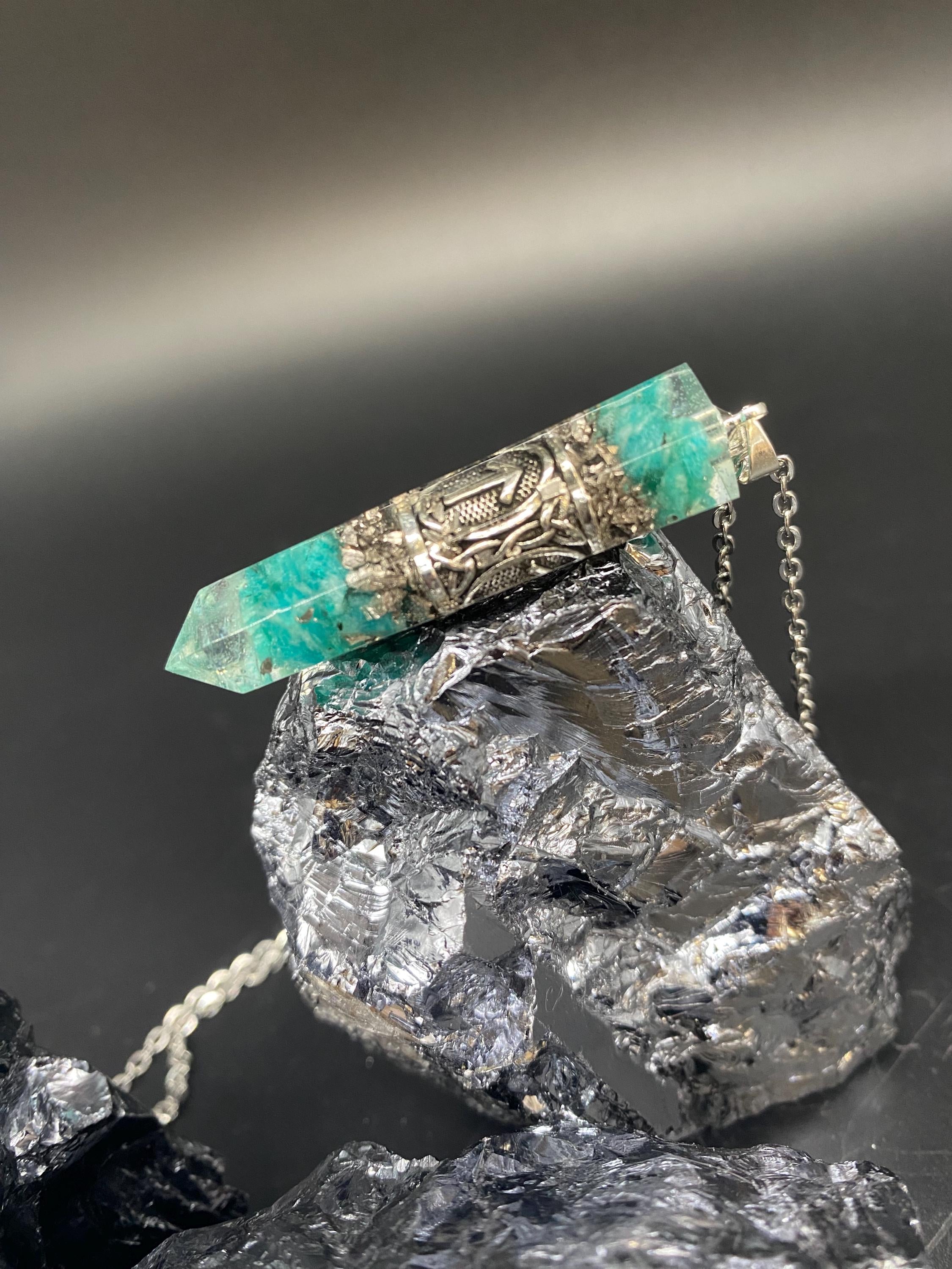 Amazonit Runen Amulett Orgonit Anhänger Mittelalter Schmuck aus Edelsteinen und Kunstharz für Toleranz Geduld und Selbstbewusstsein