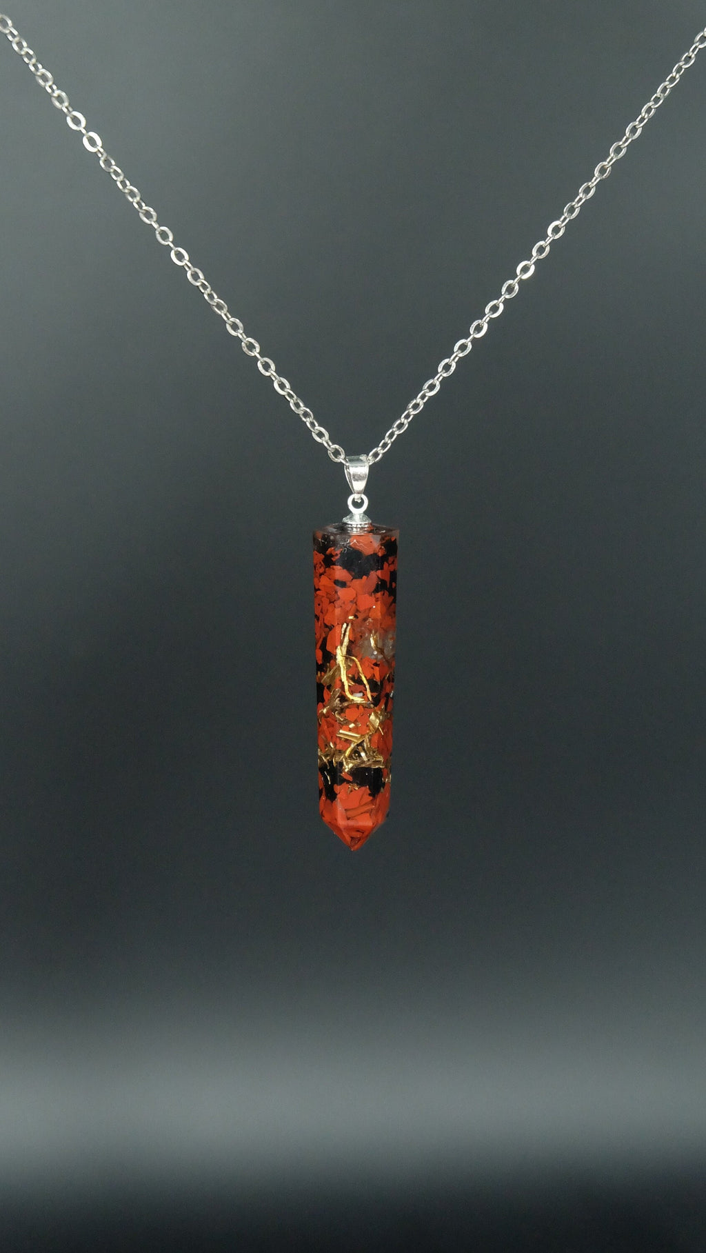 Obelisk Orgonit Amulett mit rotem Jaspis schwarzenTurmalin und Bergkristall Schutzamulett aus Heilsteinen