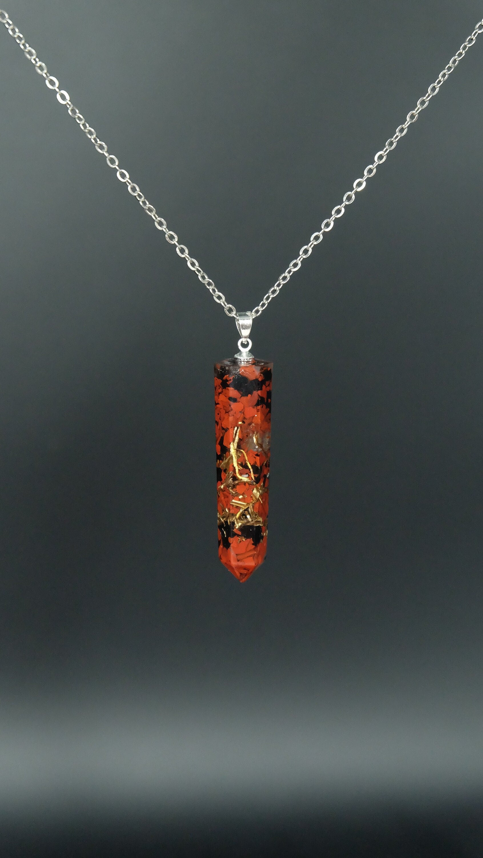 Obelisk Orgonit Amulett mit rotem Jaspis schwarzenTurmalin und Bergkristall Schutzamulett aus Heilsteinen