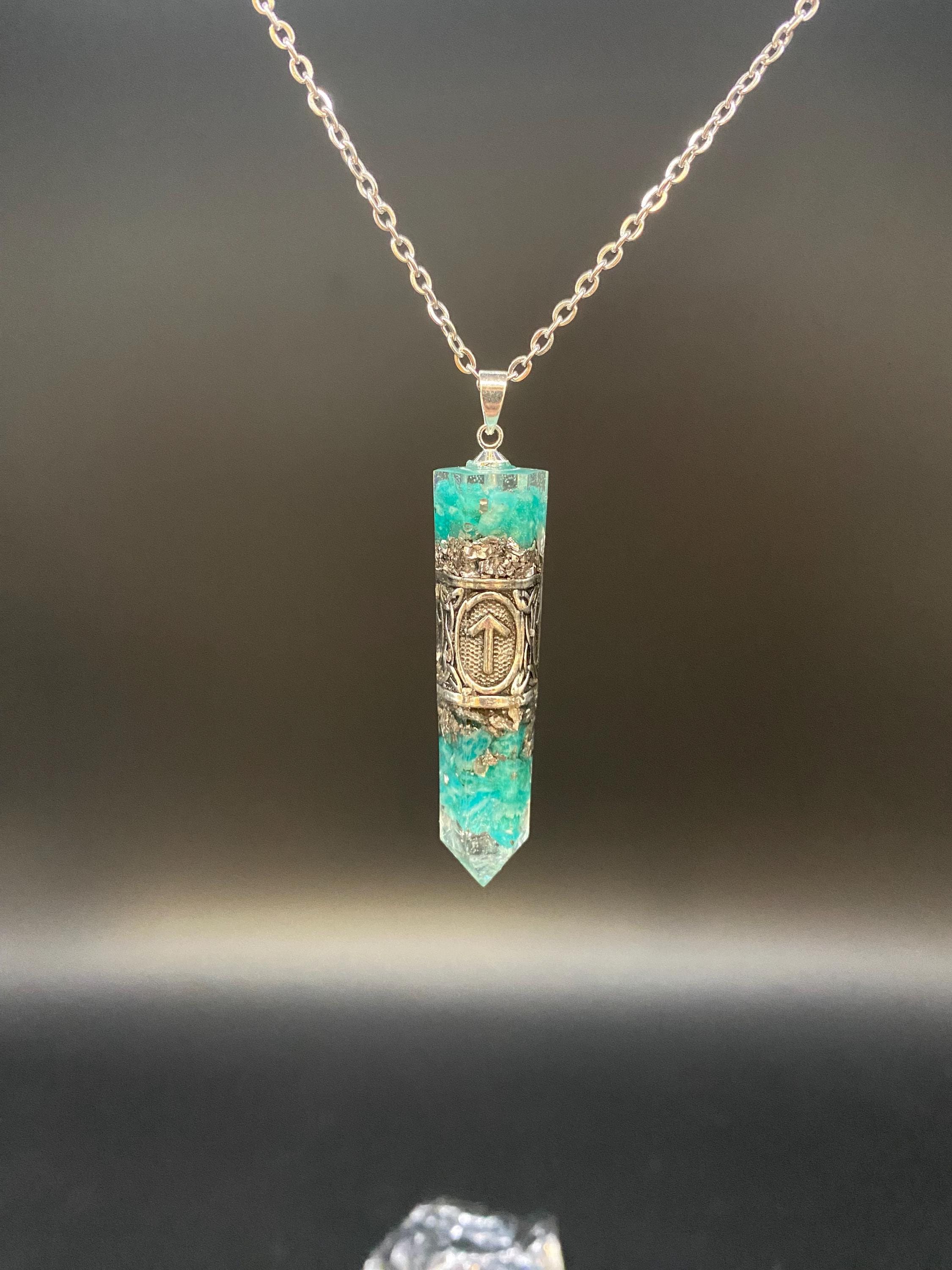 Amazonit Runen Amulett Orgonit Anhänger Mittelalter Schmuck aus Edelsteinen und Kunstharz für Toleranz Geduld und Selbstbewusstsein