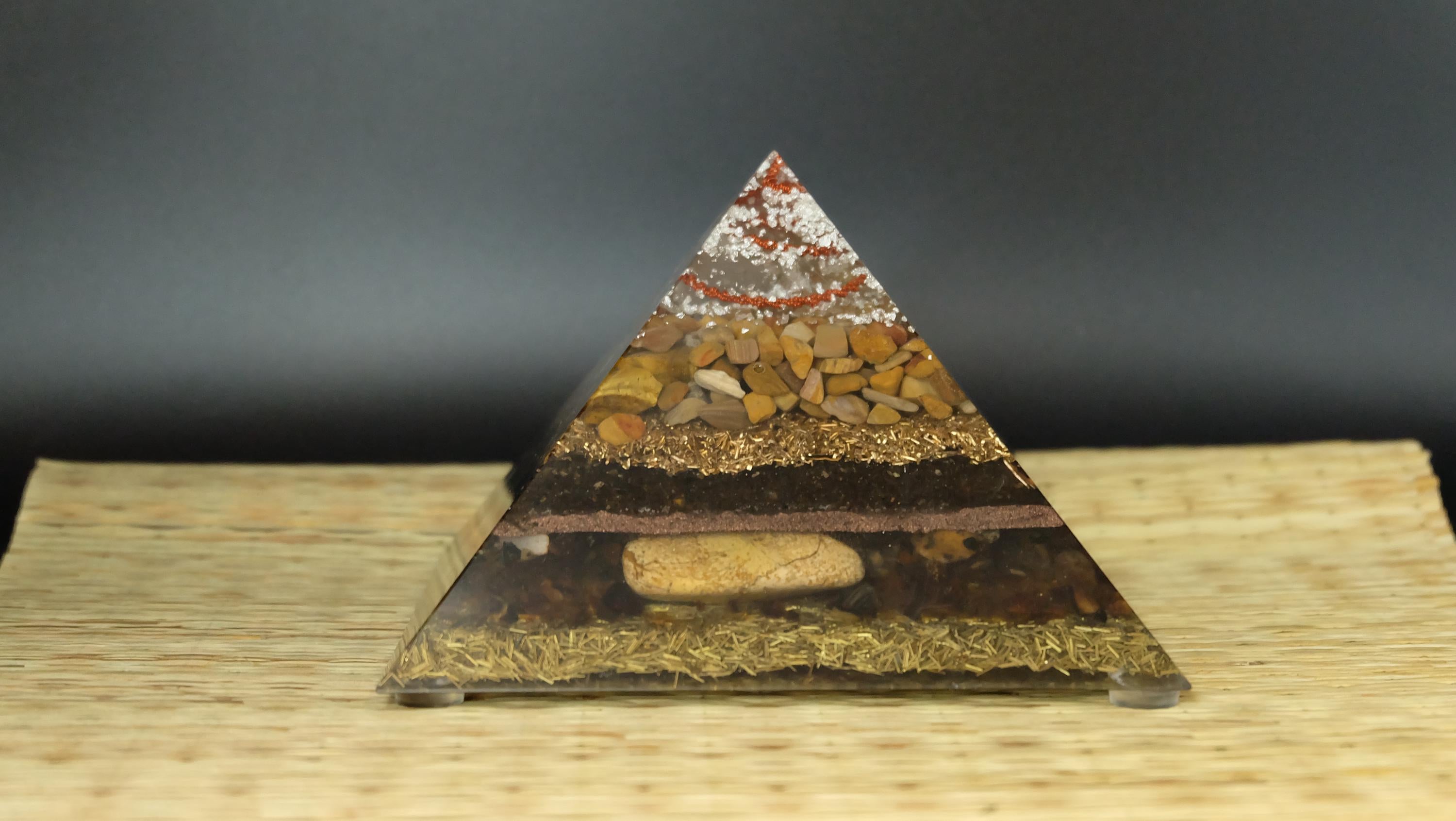 14x14cm Jaspis Orgonit Pyramide mit echtem versteinertem Holz und Bernstein Heimdekoration Sammlerstück Unikat Anfertigung aus Deutschland