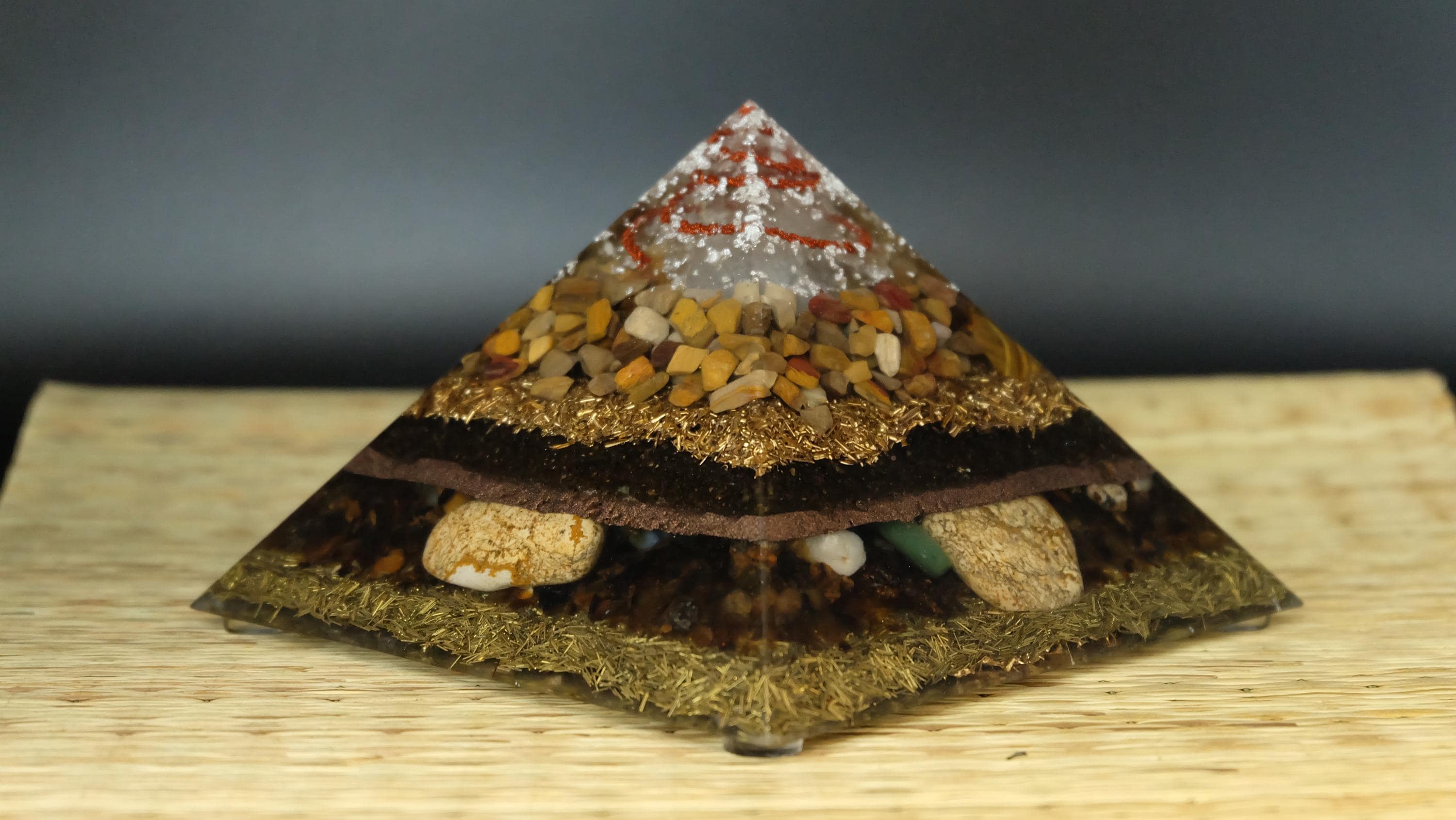 14x14cm Jaspis Orgonit Pyramide mit echtem versteinertem Holz und Bernstein Heimdekoration Sammlerstück Unikat Anfertigung aus Deutschland
