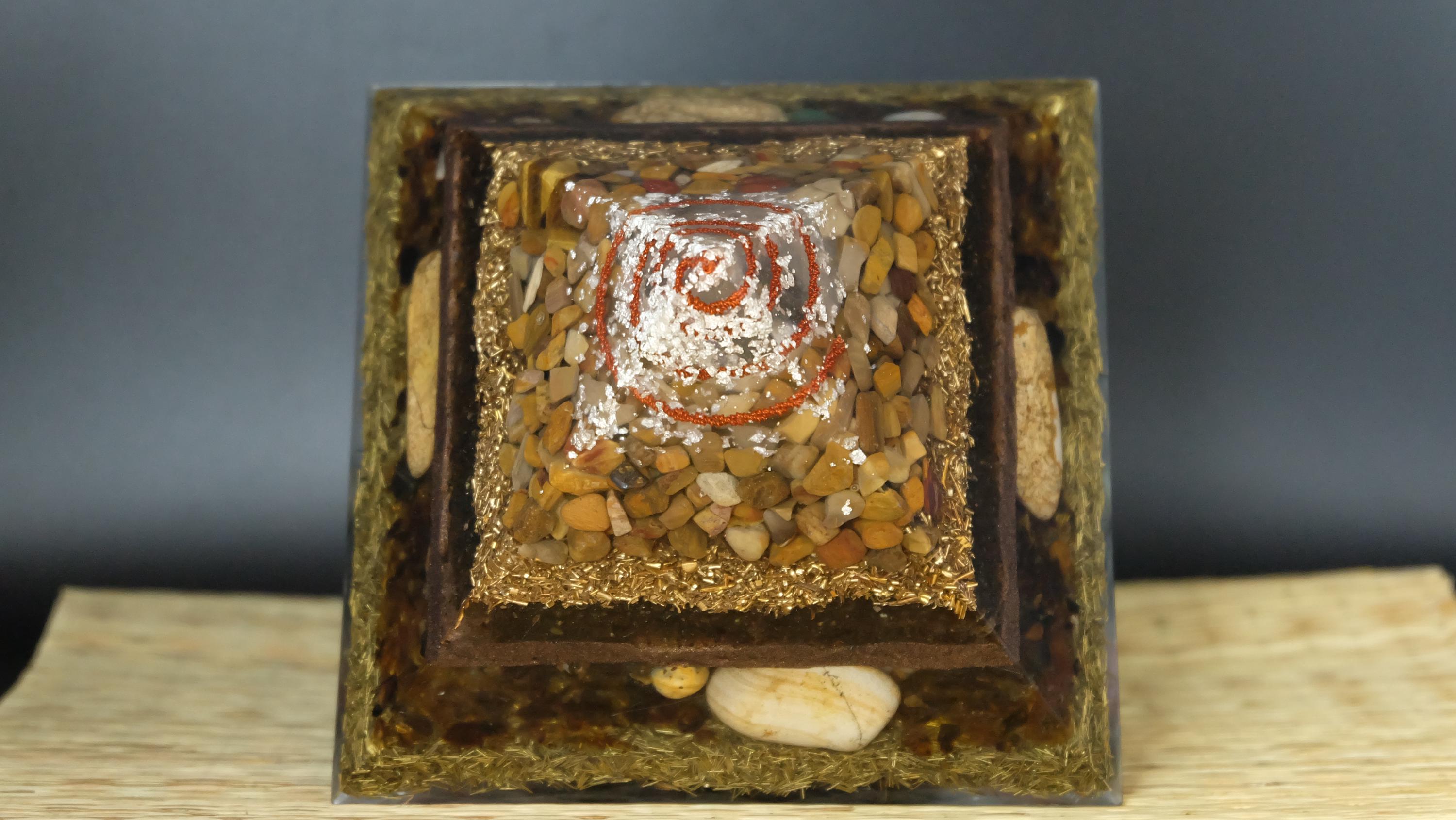 14x14cm Jaspis Orgonit Pyramide mit echtem versteinertem Holz und Bernstein Heimdekoration Sammlerstück Unikat Anfertigung aus Deutschland