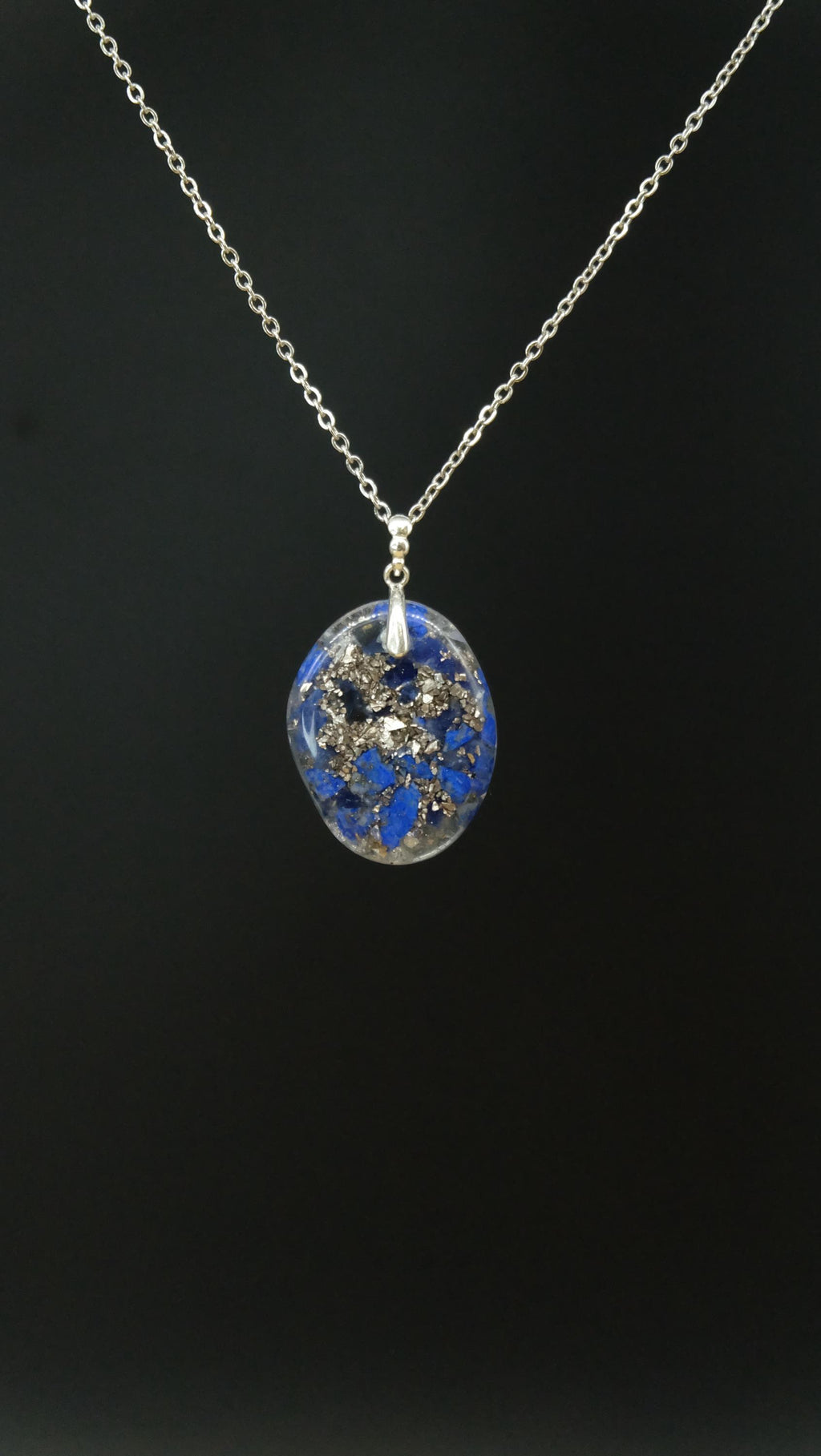 Orgonit Amulett mit Lapislazuli - Kraftvoller Begleiter für Kommunikation Wahrheit und Gerechtigkeitssinn