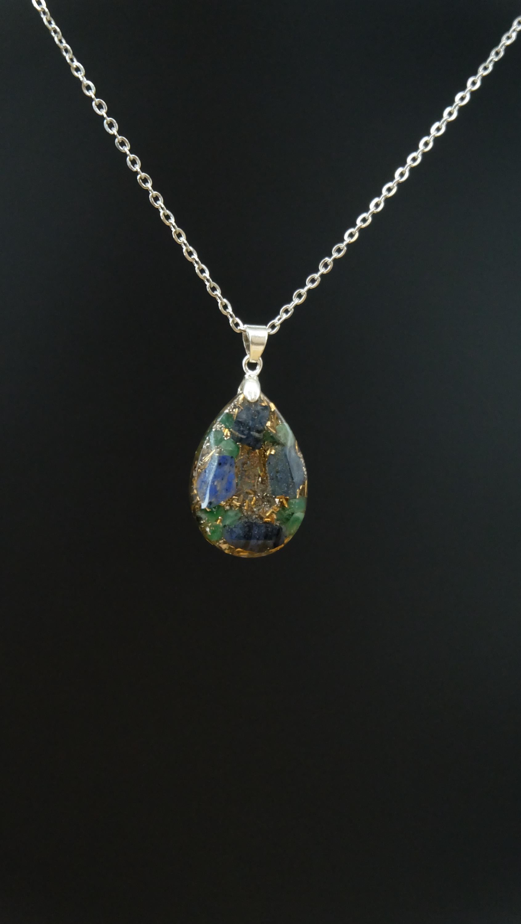 Smaragd Orgonit Tropfenanhänger mit Dumortierit und 925 Sterling Silber Collier - Heilstein Kettenanhänger
