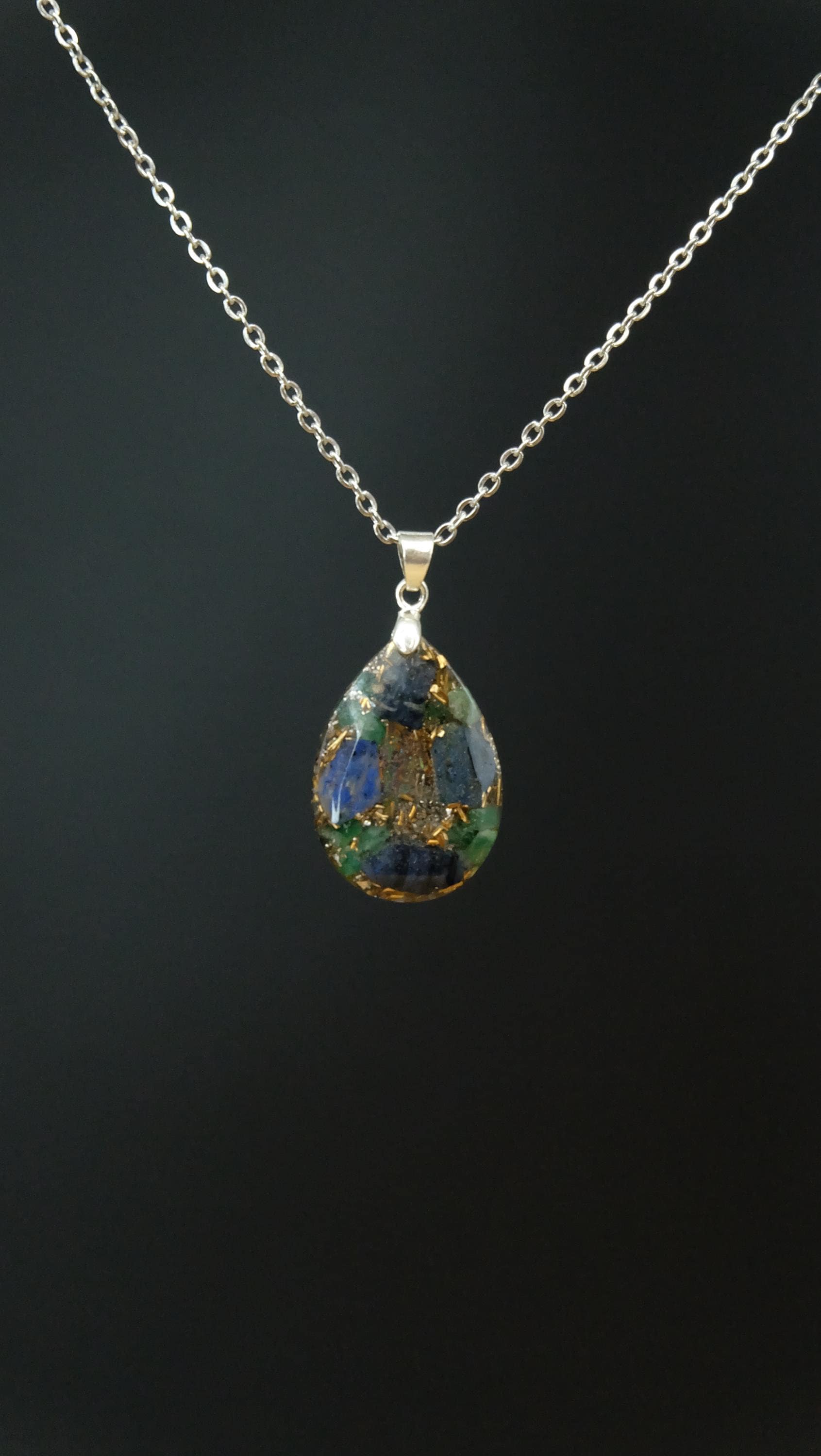 Smaragd Orgonit Tropfenanhänger mit Dumortierit und 925 Sterling Silber Collier - Heilstein Kettenanhänger