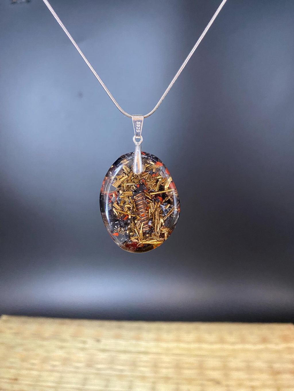 Roter Jaspis Orgonit Amulett mit Granat  - Kraftvoller Begleiter für Tatkraft, Überzeugung und Stärke