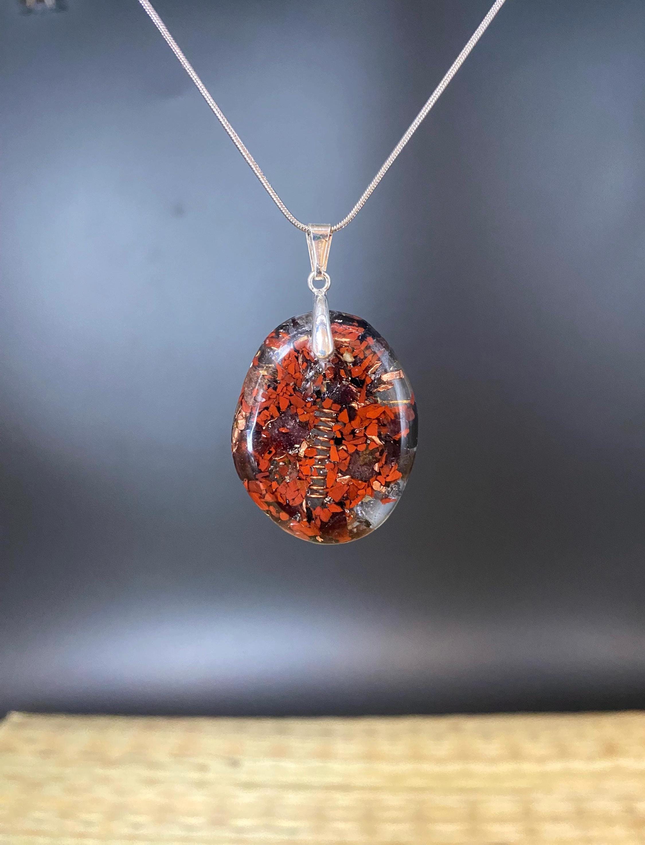 Roter Jaspis Orgonit Amulett mit Granat  - Kraftvoller Begleiter für Tatkraft, Überzeugung und Stärke