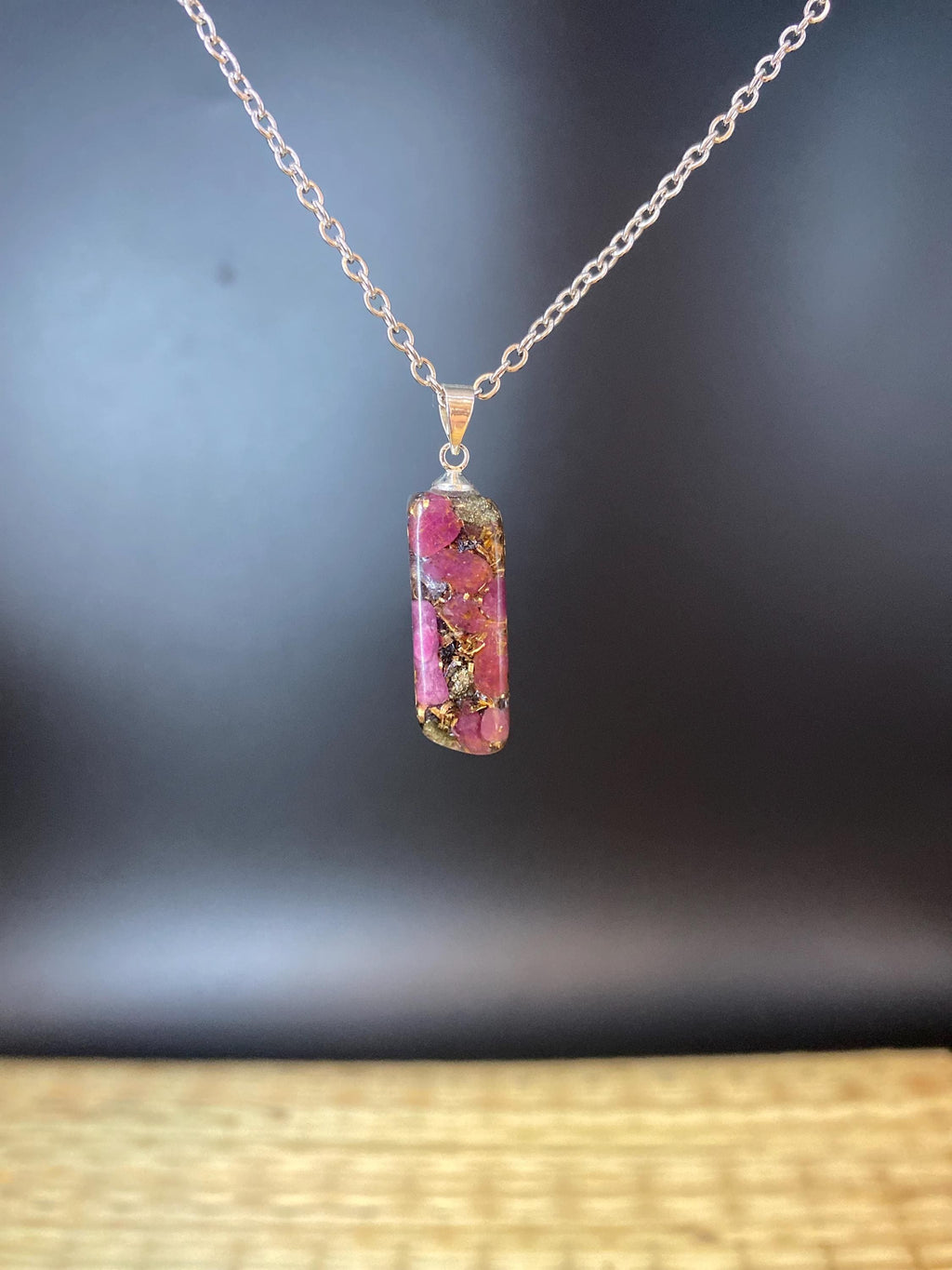Orgonit Anhänger mit Rubin | Sternzeichen Löwe Schmuck | Spiritueller Schutzanhänger energetisiert & handgemacht