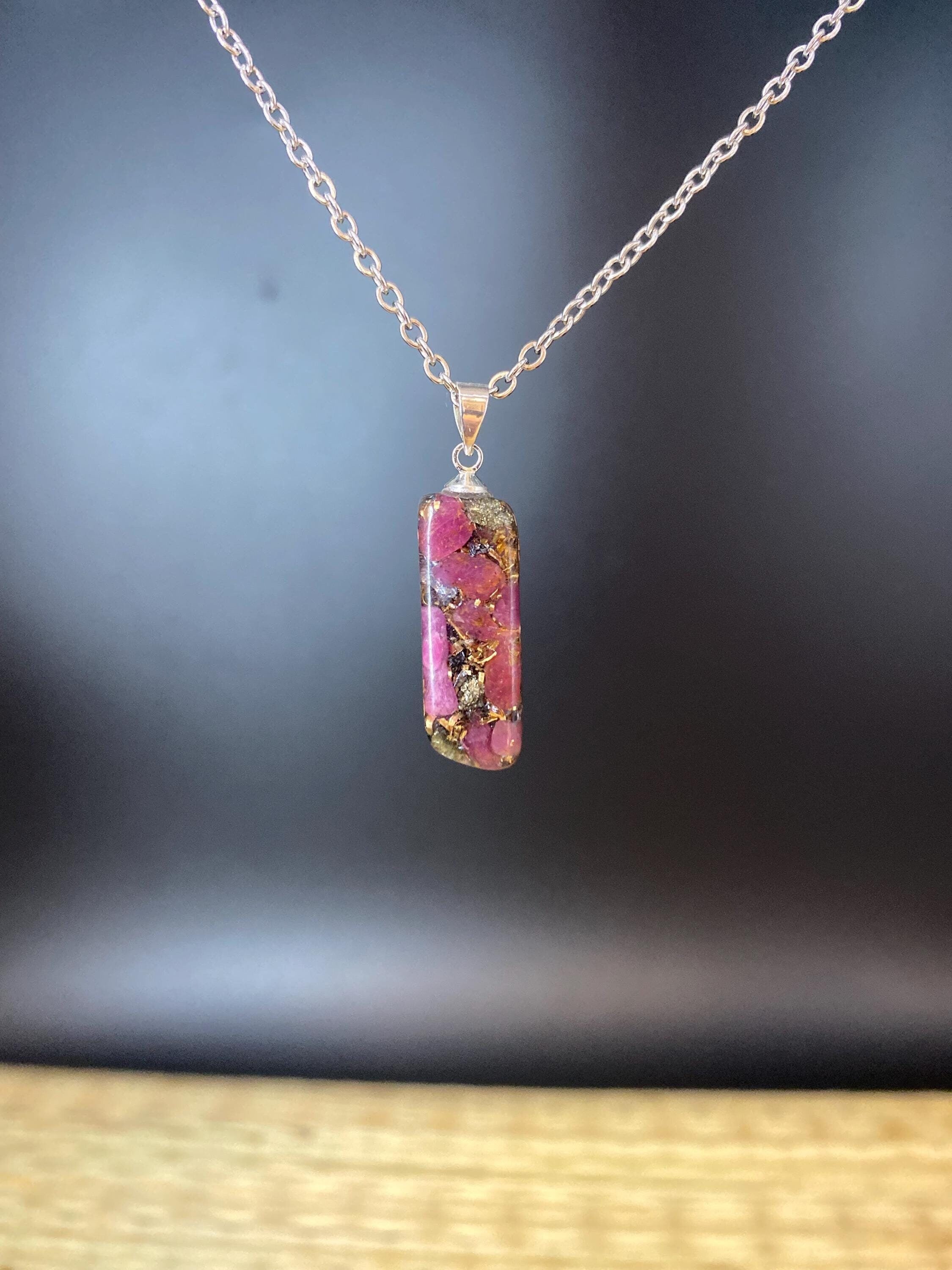 Orgonit Anhänger mit Rubin | Sternzeichen Löwe Schmuck | Spiritueller Schutzanhänger energetisiert & handgemacht