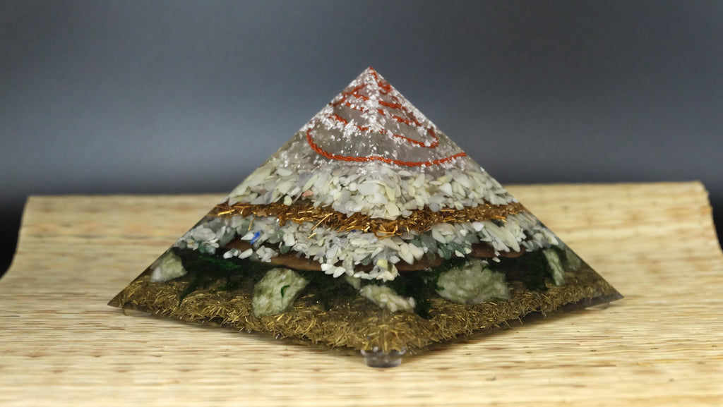 14x14cm Orgonit Pyramide mit echtem Moos Serpentin und Jade Heimdekoration Sammlerstück Unikat Anfertigung aus Deutschland