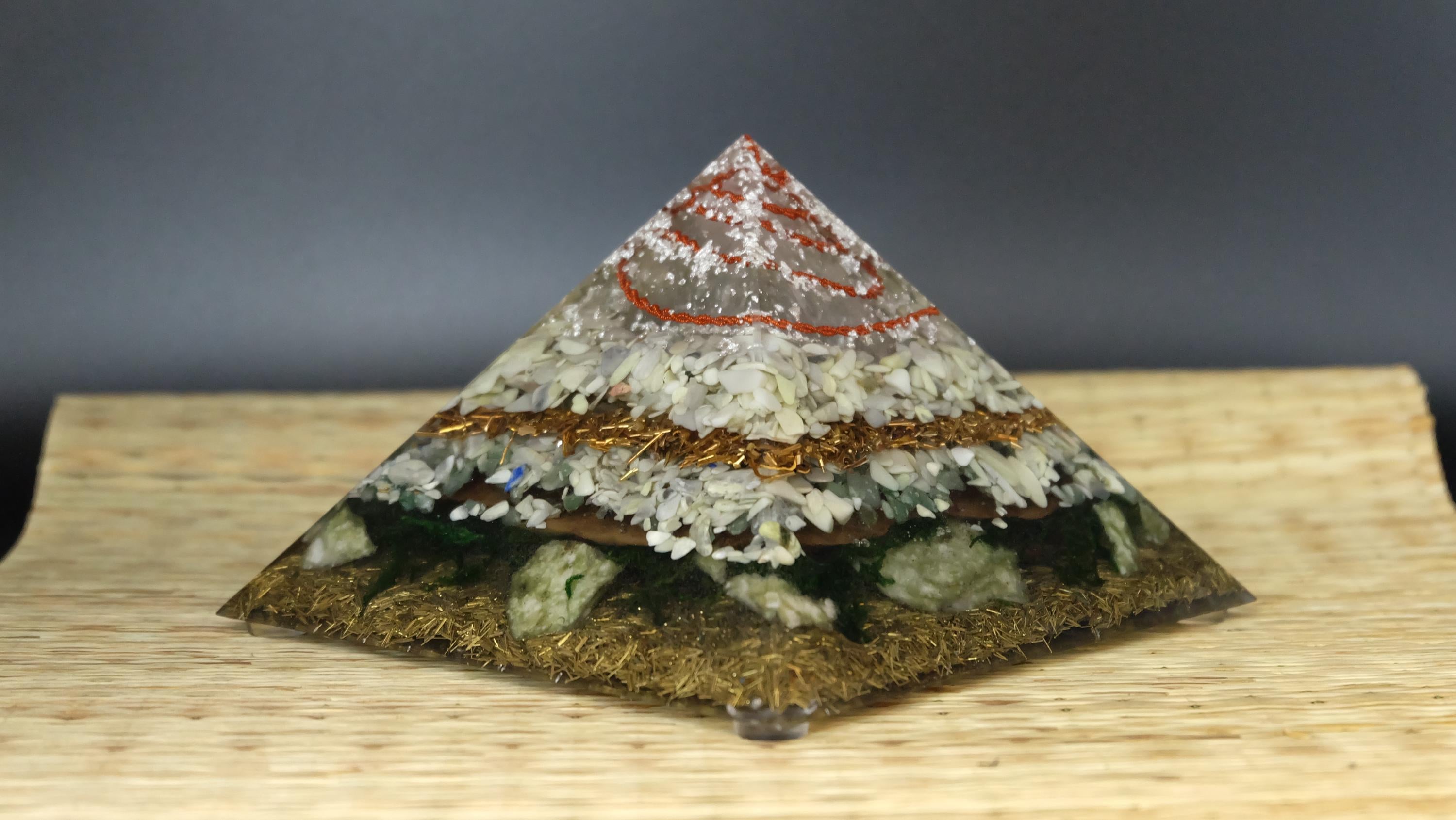 14x14cm Orgonit Pyramide mit echtem Moos Serpentin und Jade Heimdekoration Sammlerstück Unikat Anfertigung aus Deutschland