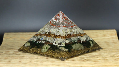 14x14cm Orgonit Pyramide mit echtem Moos Serpentin und Jade Heimdekoration Sammlerstück Unikat Anfertigung aus Deutschland