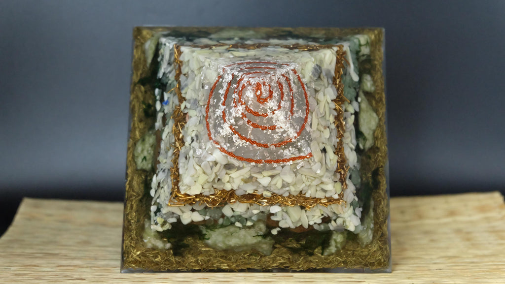 14x14cm Orgonit Pyramide mit echtem Moos Serpentin und Jade Heimdekoration Sammlerstück Unikat Anfertigung aus Deutschland